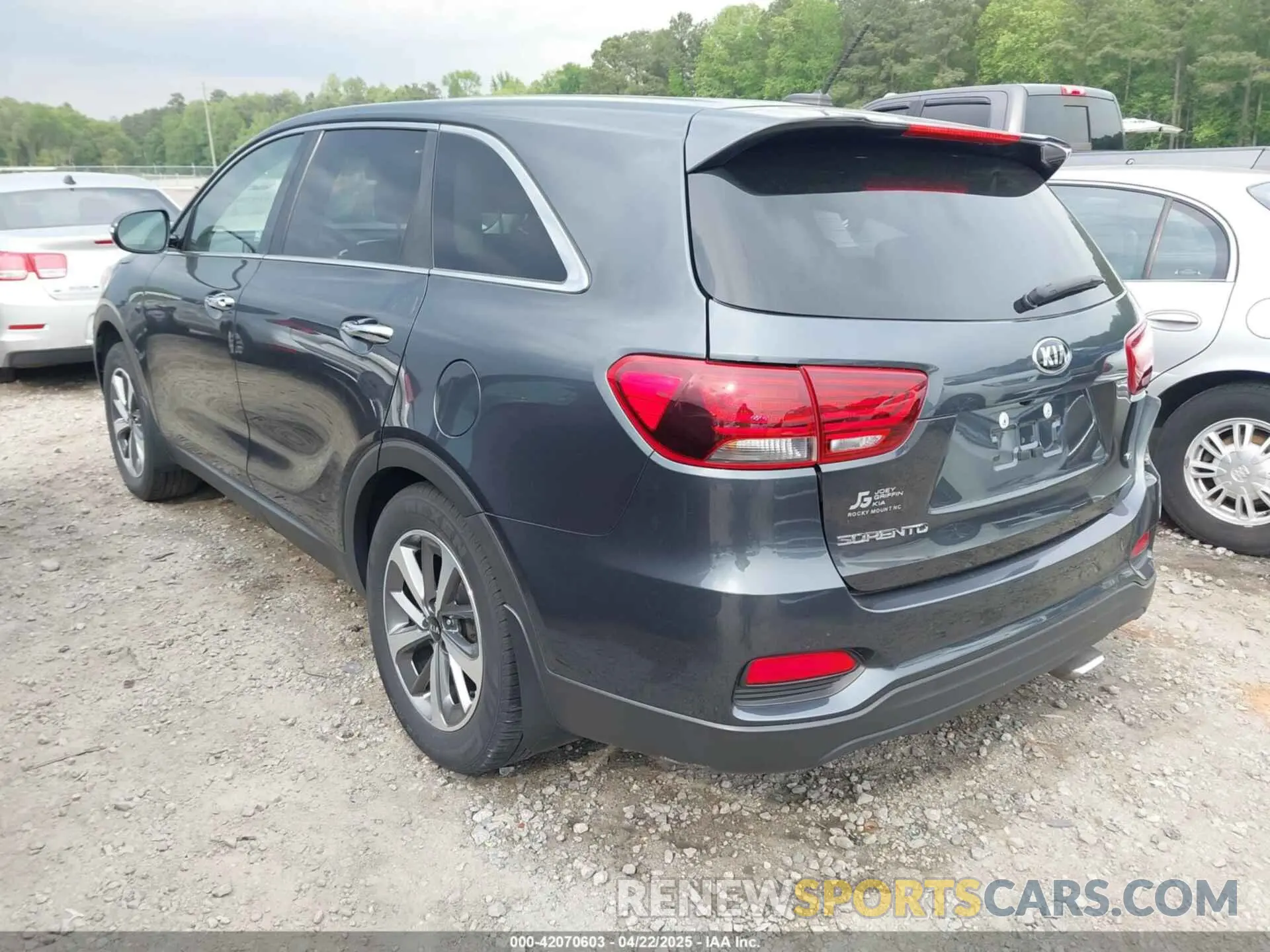 3 Photograph of a damaged car 5XYPG4A5XLG690303 KIA SORENTO 2020