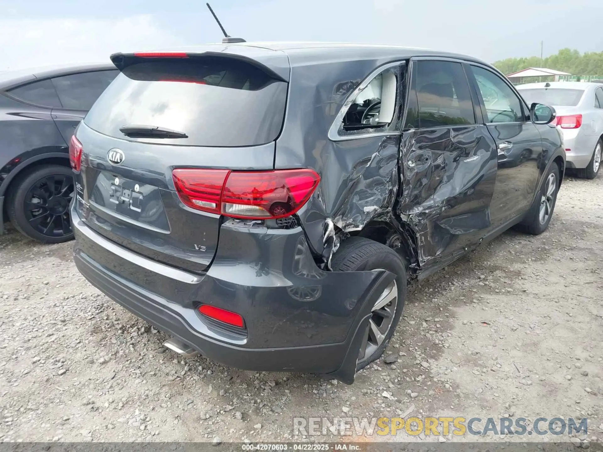 4 Photograph of a damaged car 5XYPG4A5XLG690303 KIA SORENTO 2020