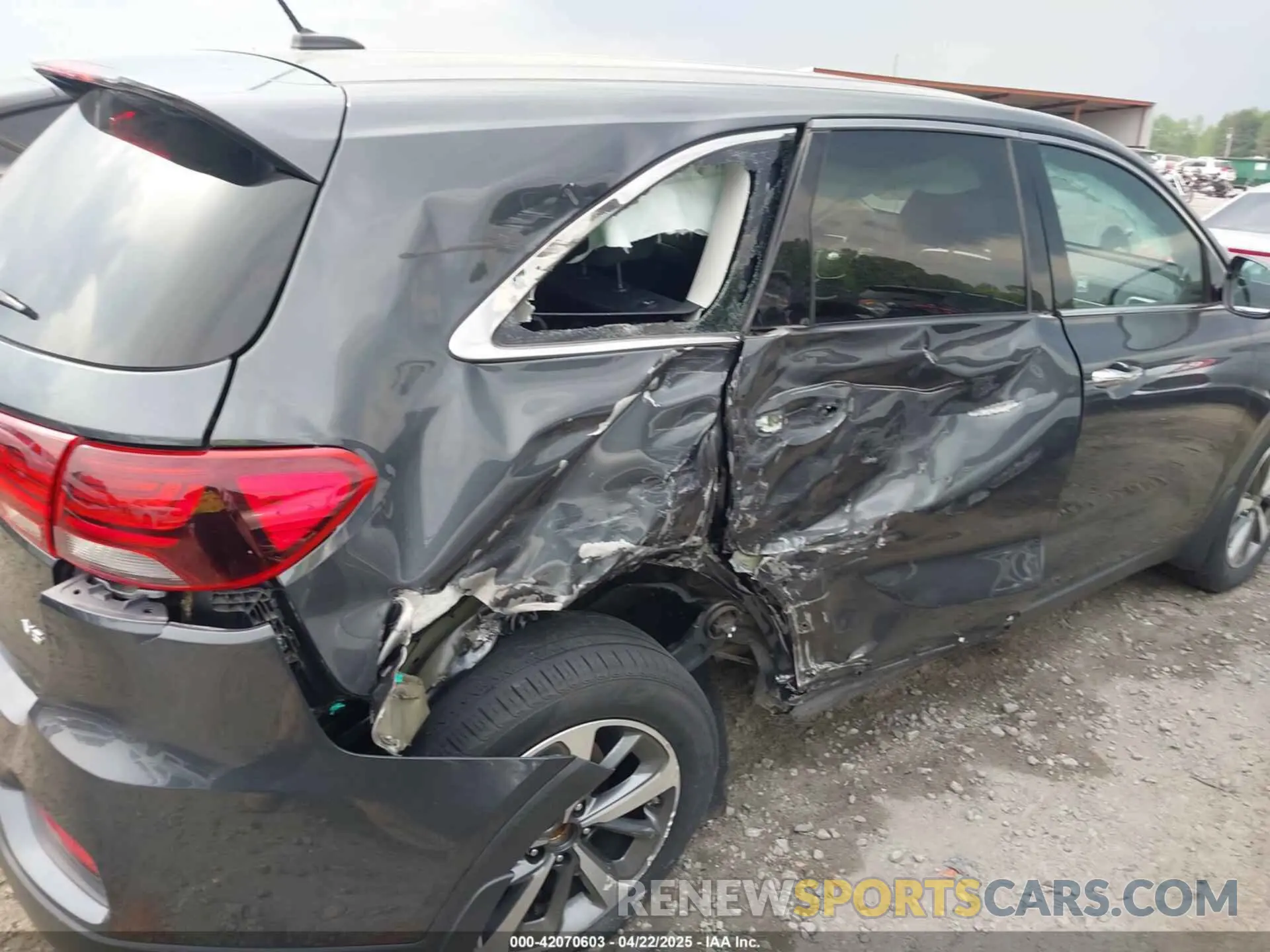 6 Photograph of a damaged car 5XYPG4A5XLG690303 KIA SORENTO 2020