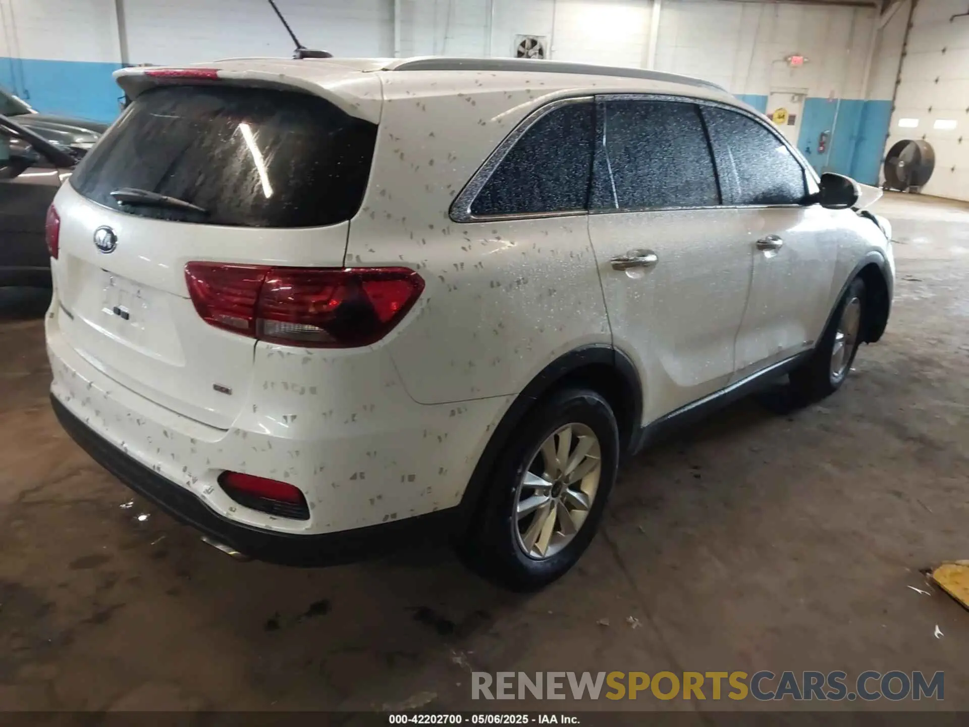 4 Photograph of a damaged car 5XYPGDA31LG654563 KIA SORENTO 2020