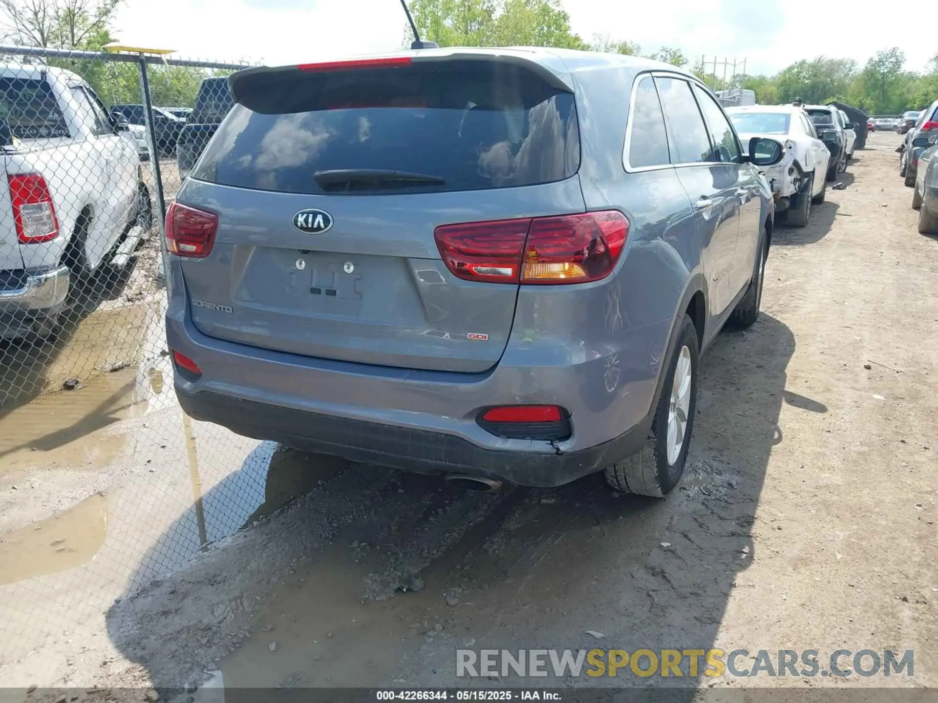 4 Photograph of a damaged car 5XYPGDA35LG640097 KIA SORENTO 2020