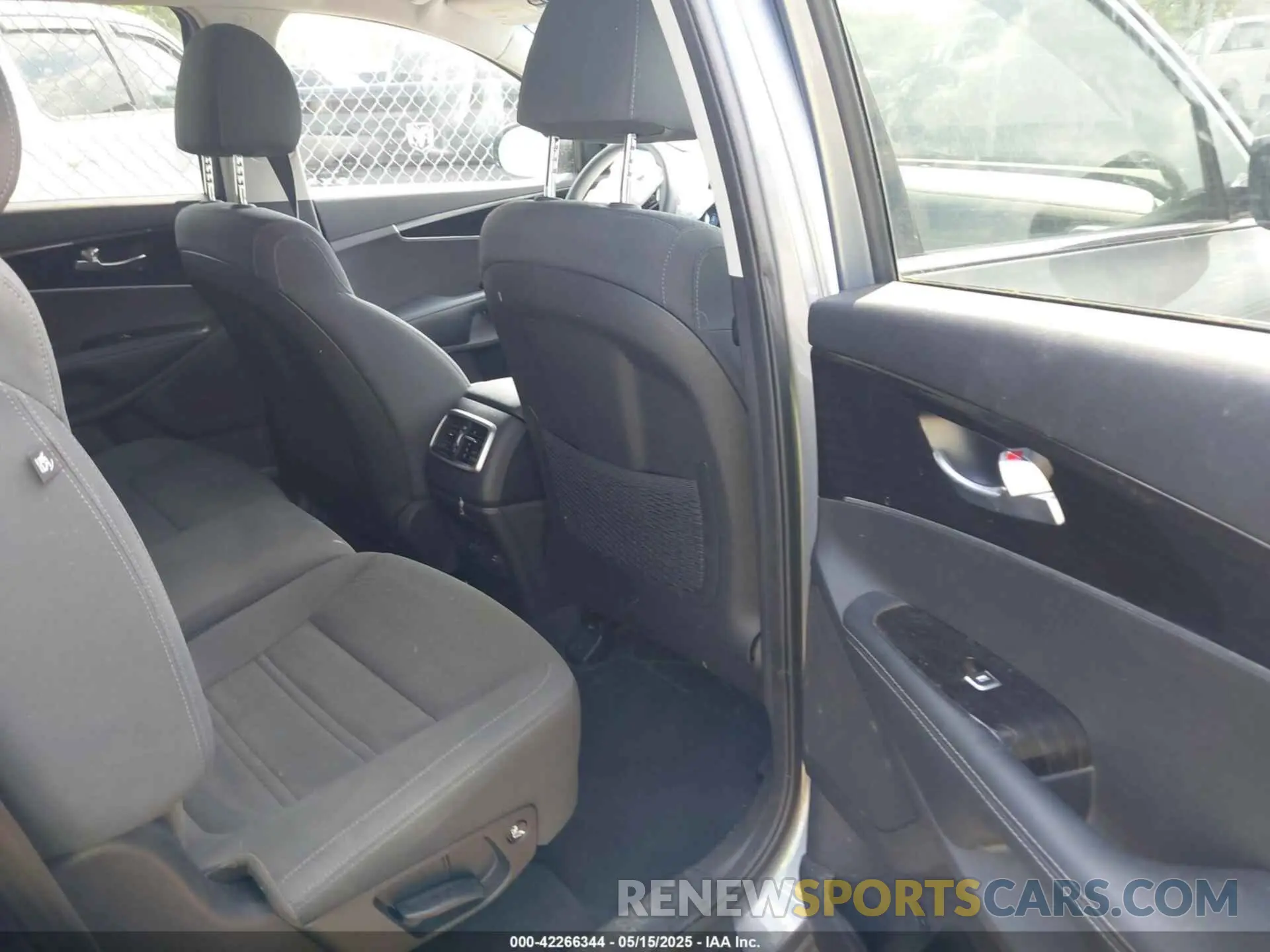 8 Photograph of a damaged car 5XYPGDA35LG640097 KIA SORENTO 2020