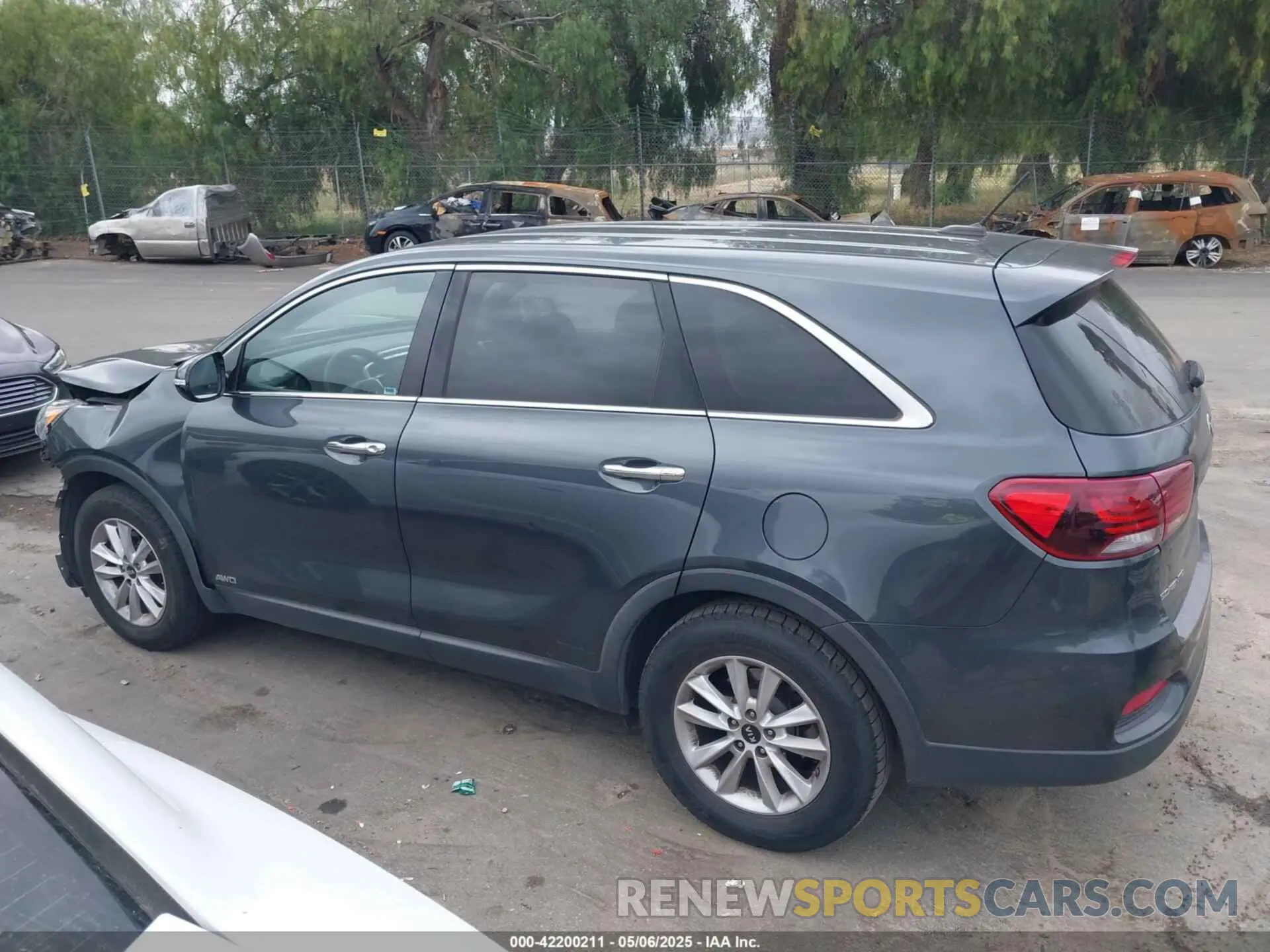 14 Photograph of a damaged car 5XYPGDA35LG663072 KIA SORENTO 2020