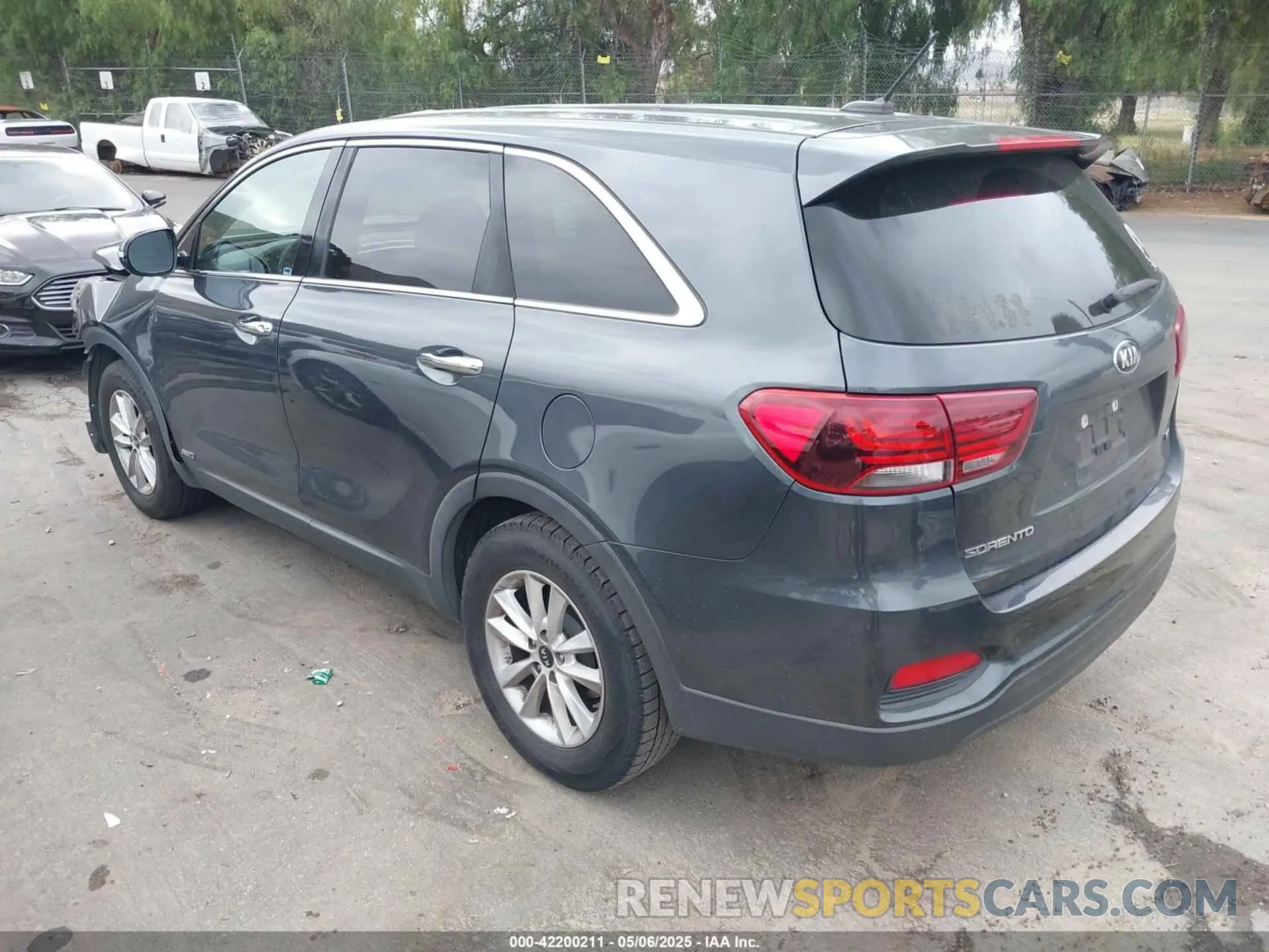 3 Photograph of a damaged car 5XYPGDA35LG663072 KIA SORENTO 2020