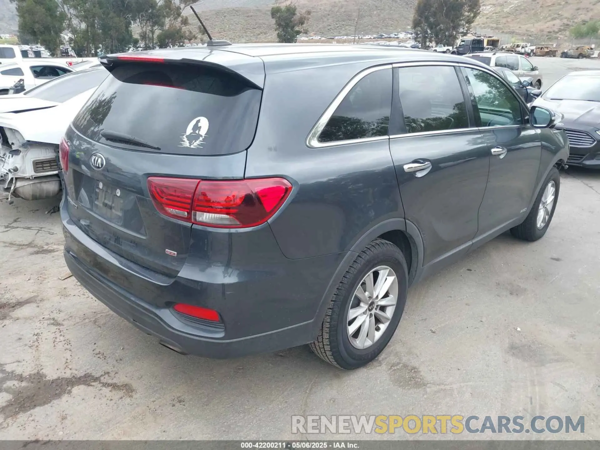 4 Photograph of a damaged car 5XYPGDA35LG663072 KIA SORENTO 2020