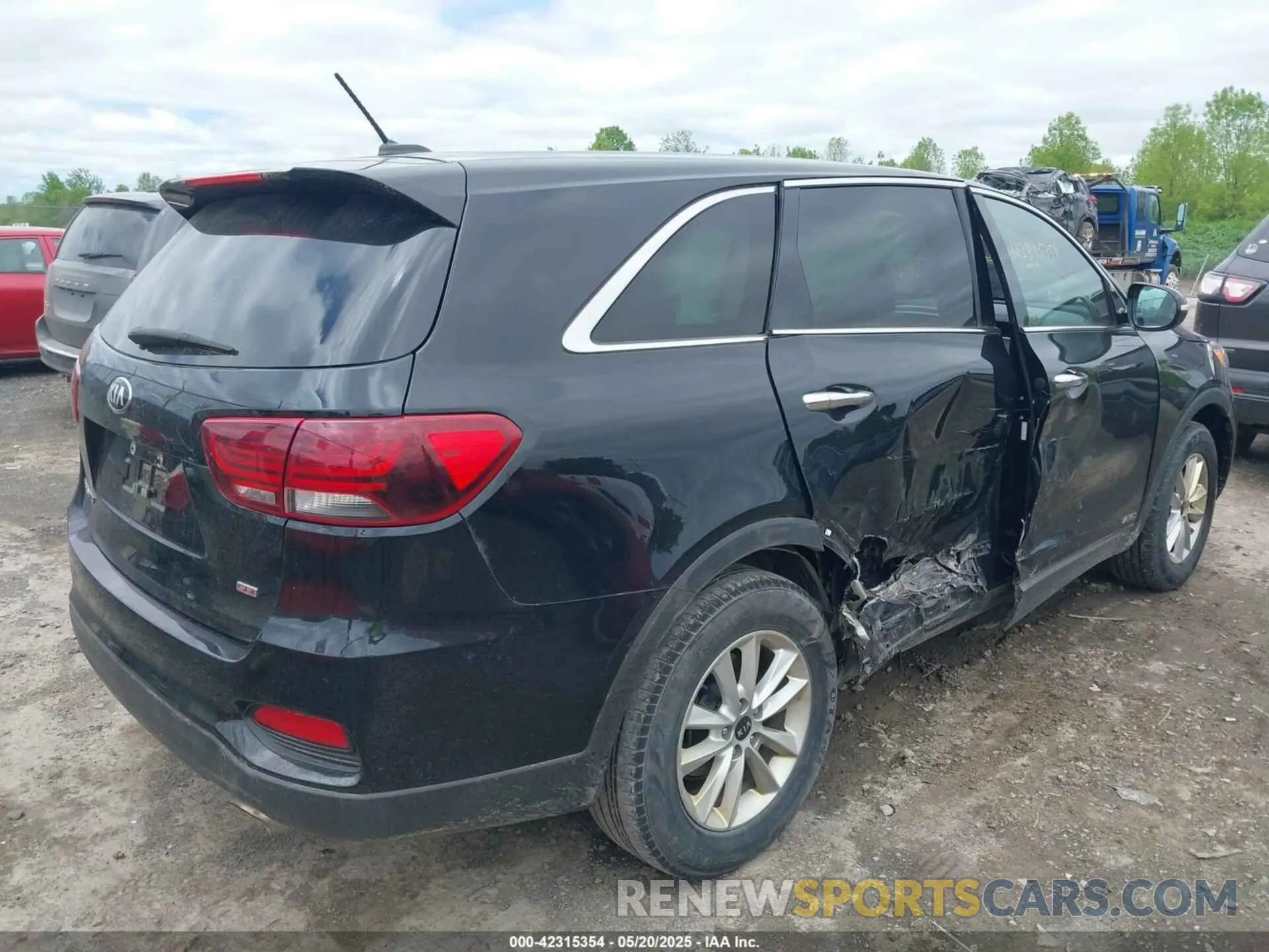 4 Photograph of a damaged car 5XYPGDA35LG693799 KIA SORENTO 2020