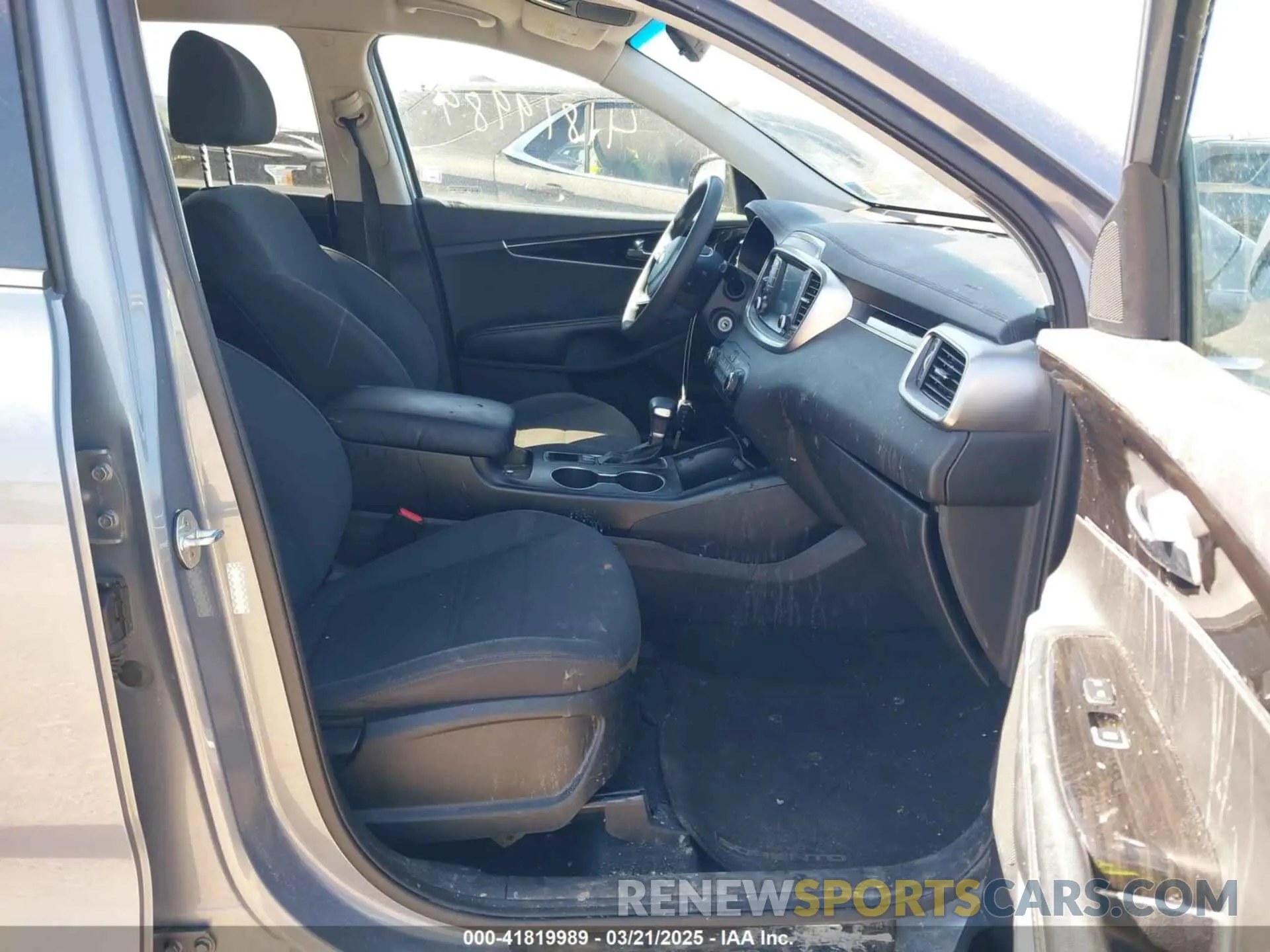 5 Photograph of a damaged car 5XYPGDA36LG635684 KIA SORENTO 2020