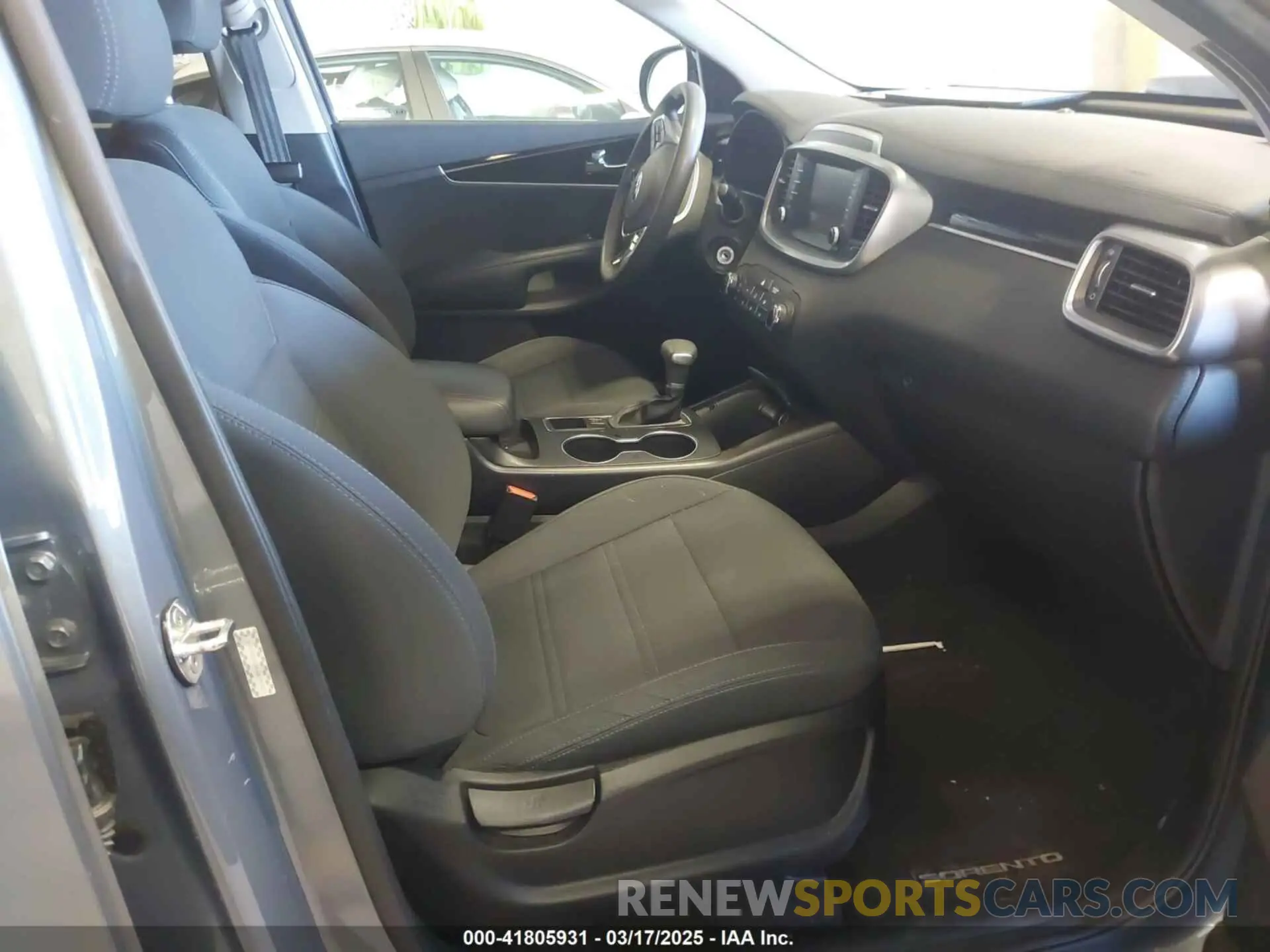 5 Photograph of a damaged car 5XYPGDA36LG639752 KIA SORENTO 2020