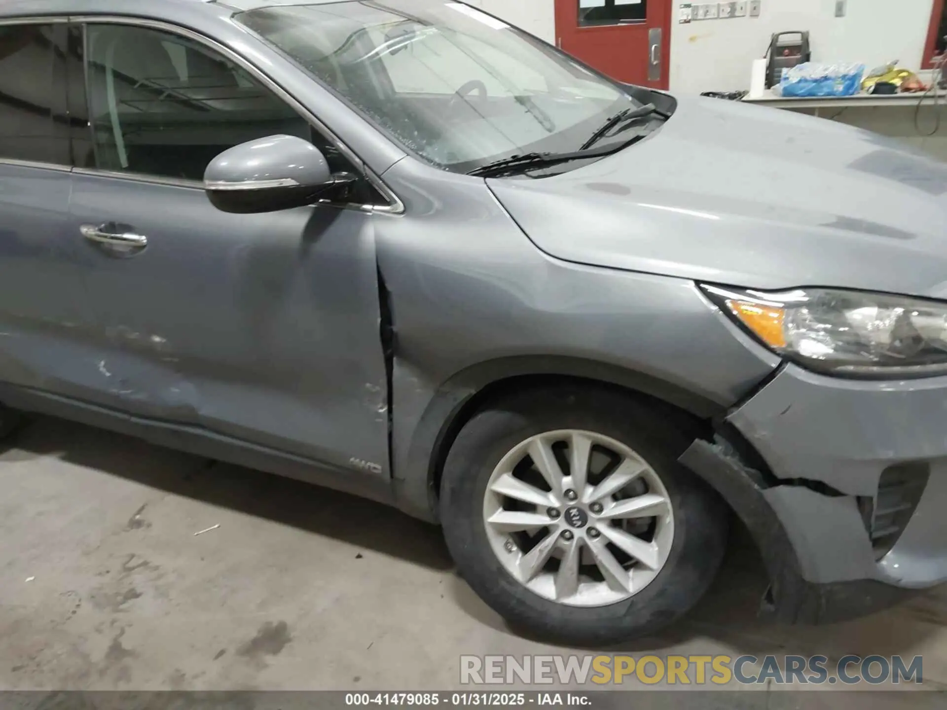 6 Photograph of a damaged car 5XYPGDA36LG703580 KIA SORENTO 2020