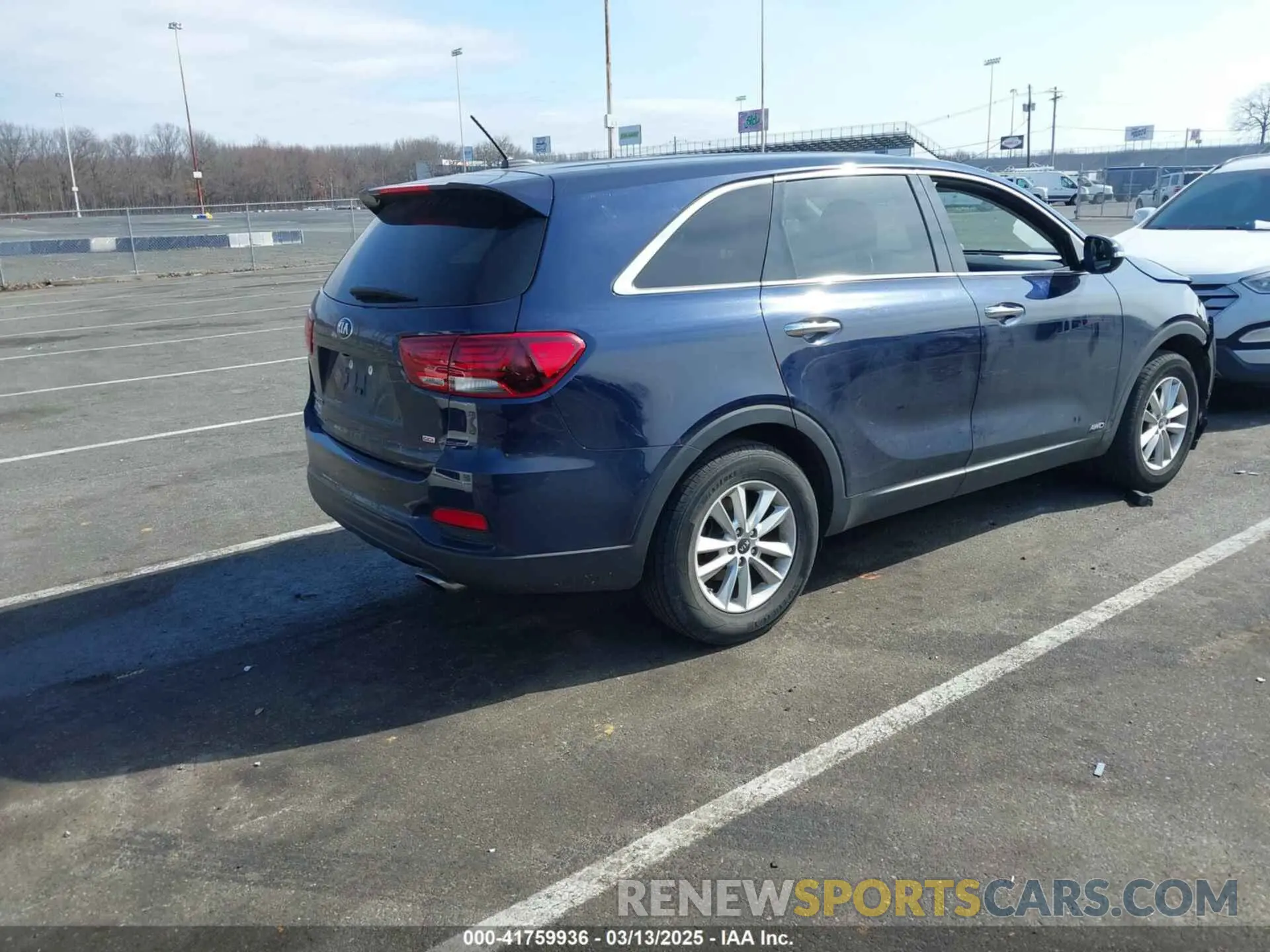 4 Photograph of a damaged car 5XYPGDA38LG627828 KIA SORENTO 2020