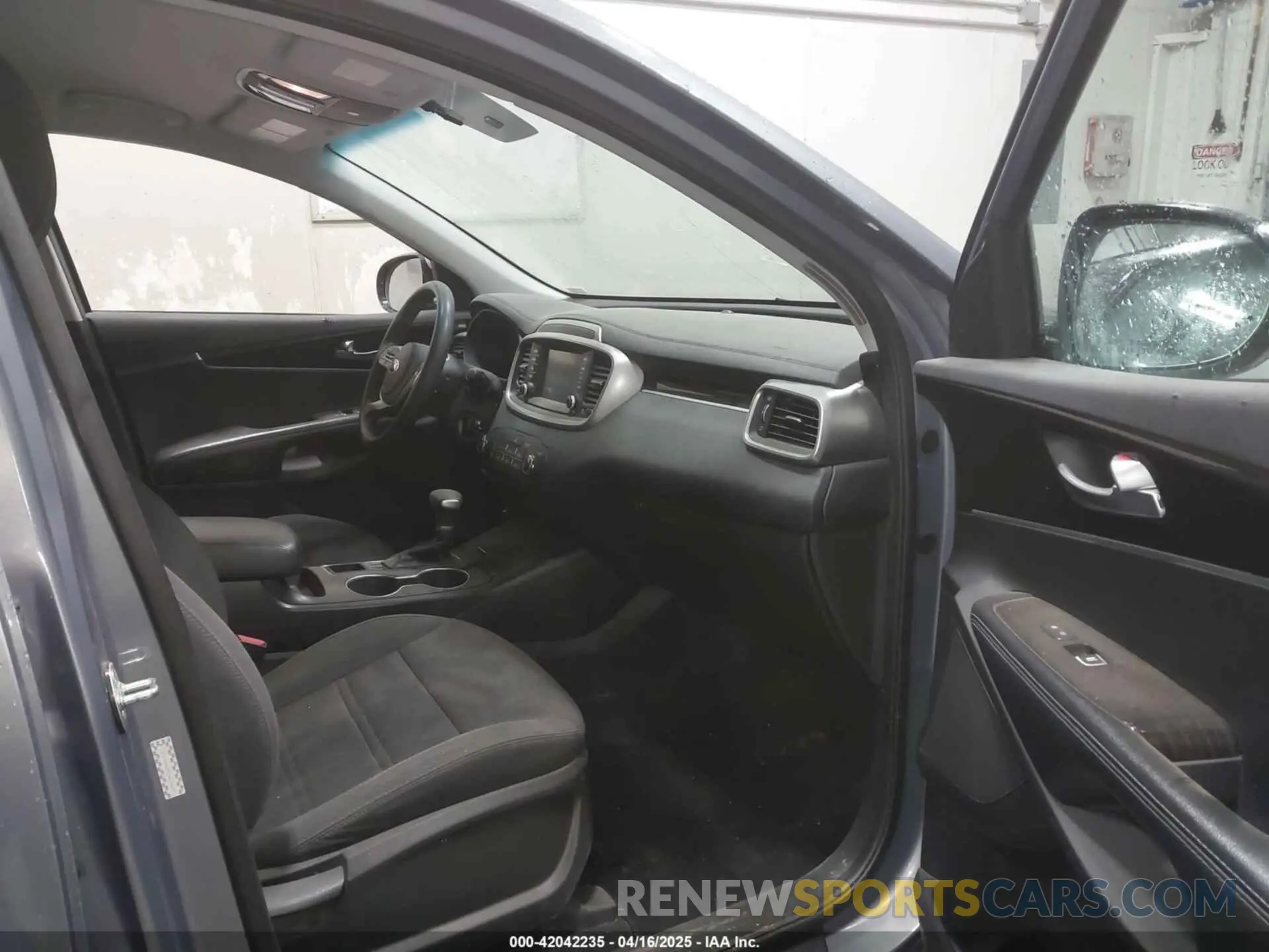 5 Photograph of a damaged car 5XYPGDA39LG629619 KIA SORENTO 2020