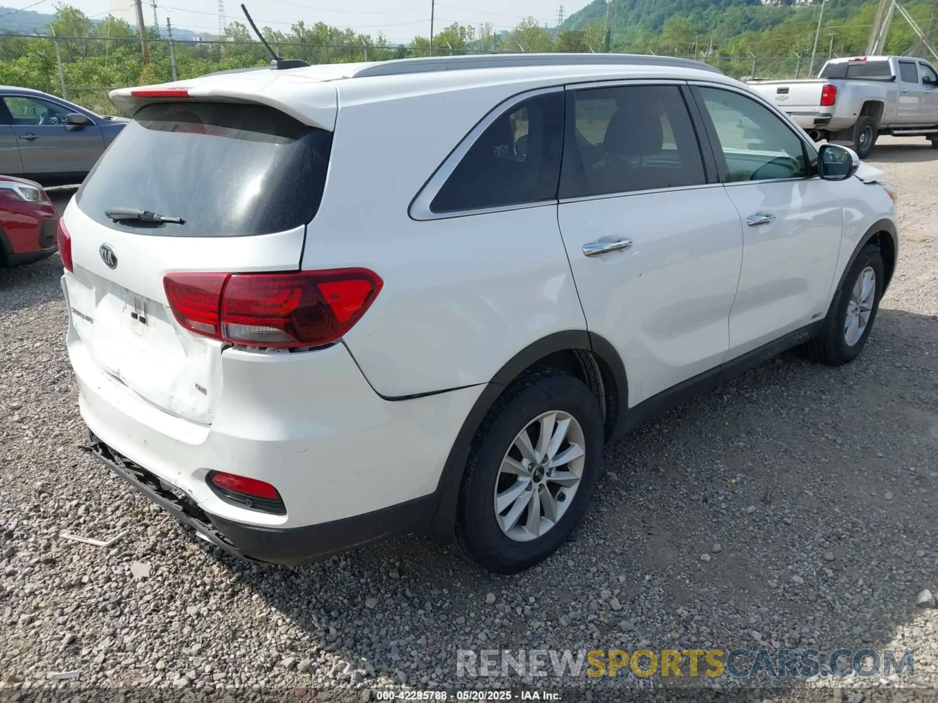 4 Photograph of a damaged car 5XYPGDA3XLG629029 KIA SORENTO 2020