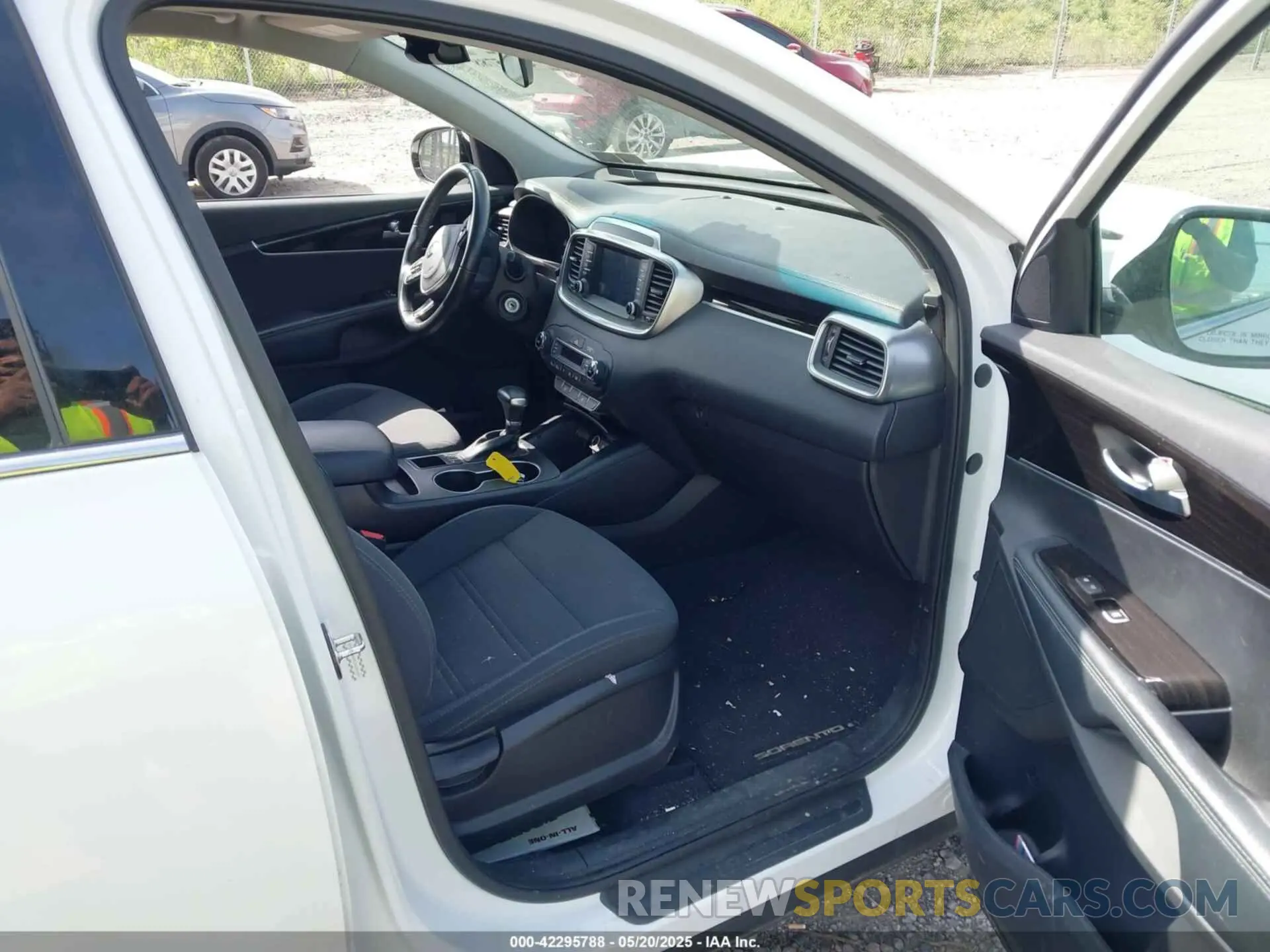 5 Photograph of a damaged car 5XYPGDA3XLG629029 KIA SORENTO 2020