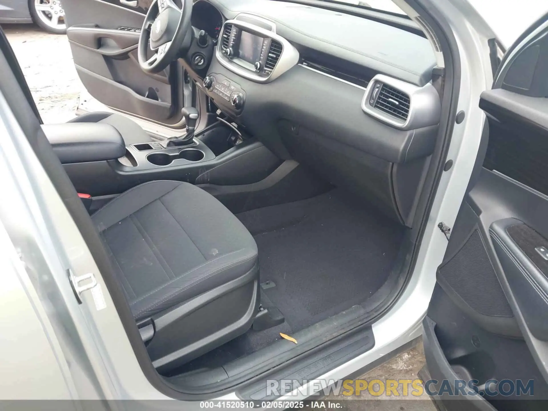 5 Photograph of a damaged car 5XYPGDA50LG619045 KIA SORENTO 2020