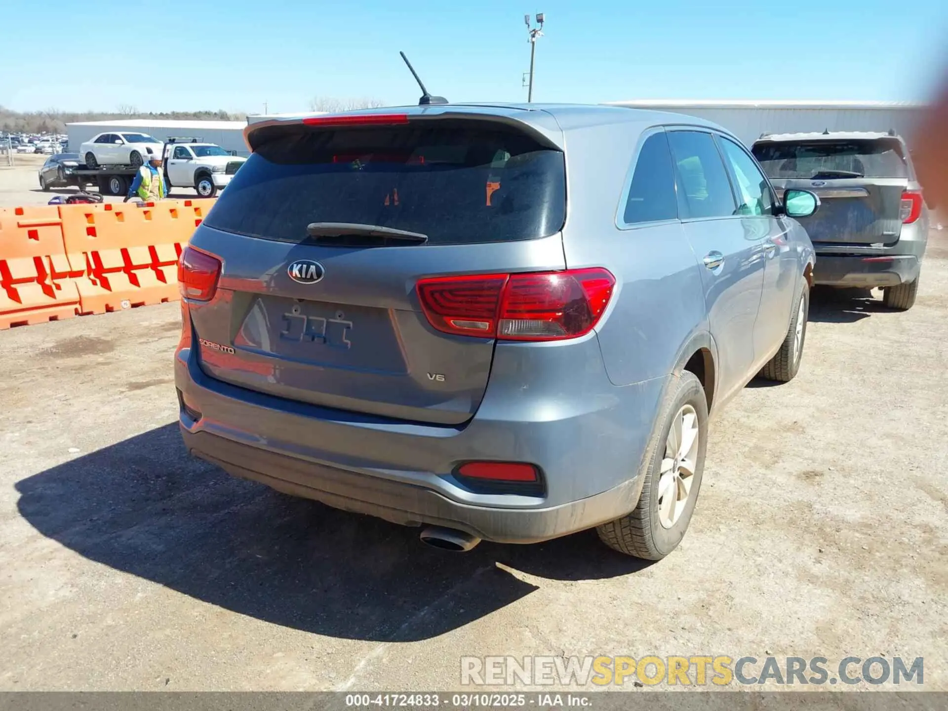 4 Photograph of a damaged car 5XYPGDA53LG612283 KIA SORENTO 2020