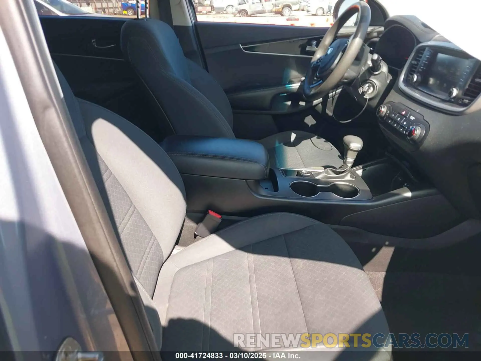 5 Photograph of a damaged car 5XYPGDA53LG612283 KIA SORENTO 2020