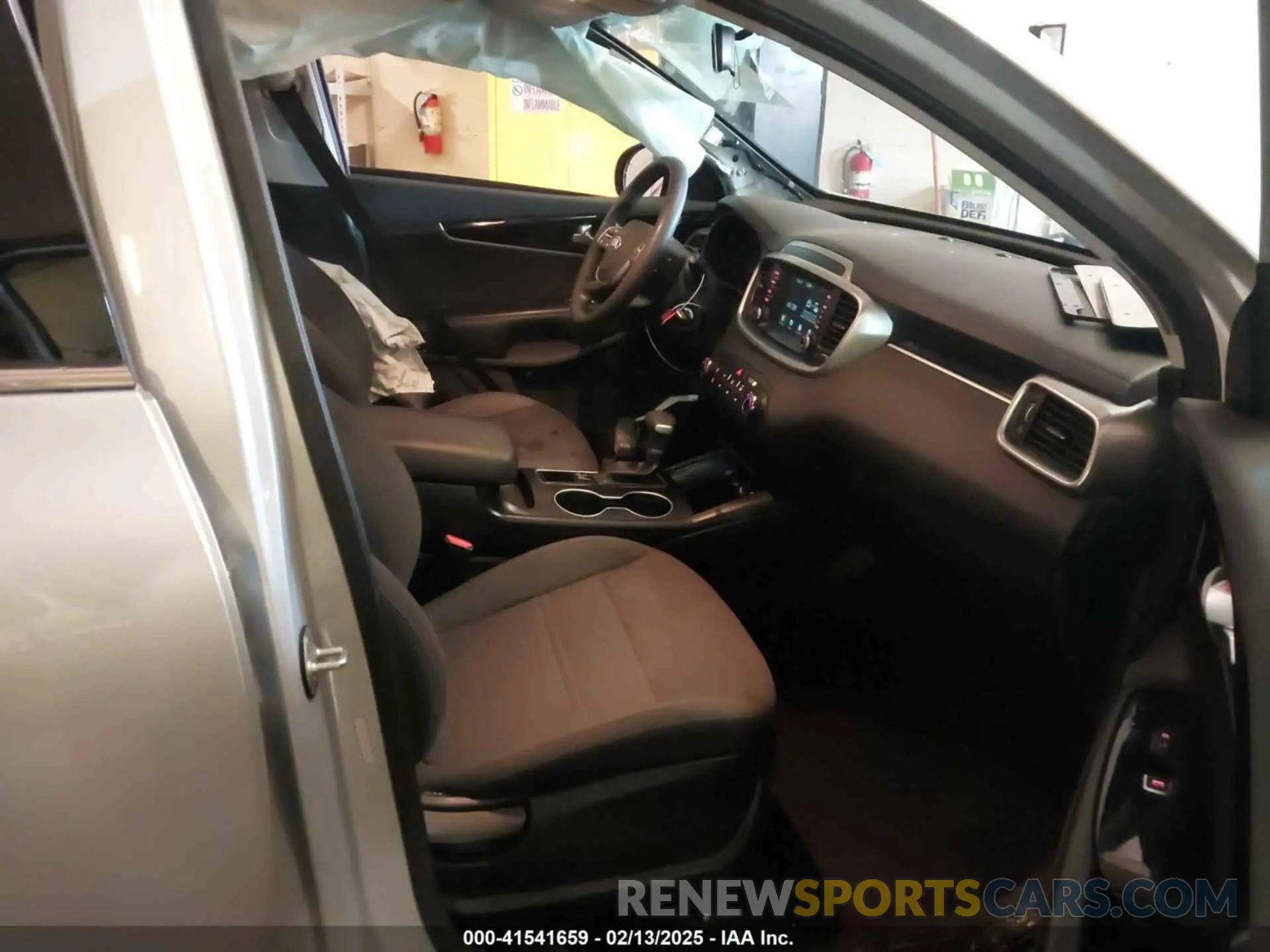 5 Photograph of a damaged car 5XYPGDA53LG647938 KIA SORENTO 2020