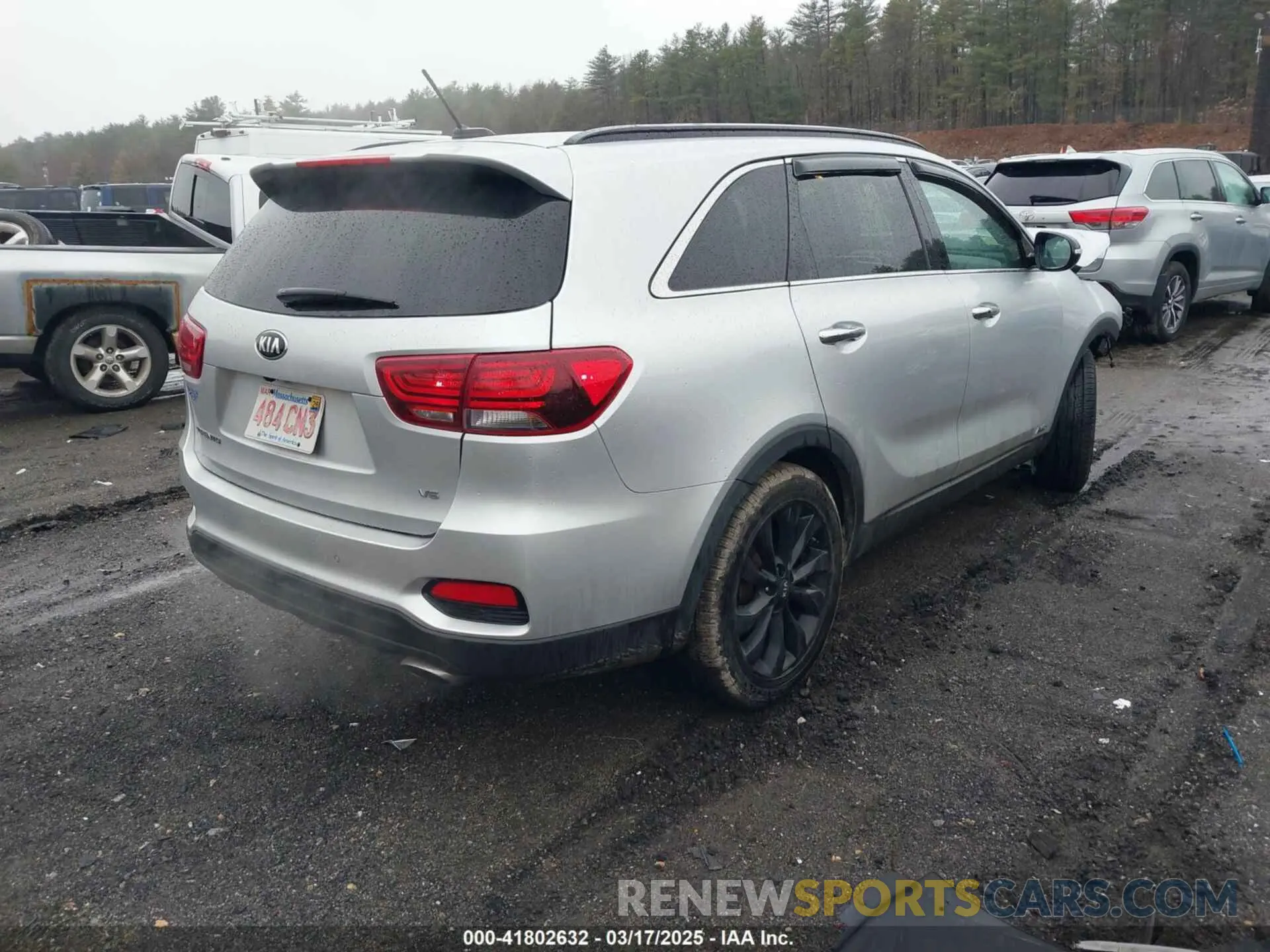 4 Photograph of a damaged car 5XYPGDA55LG667883 KIA SORENTO 2020