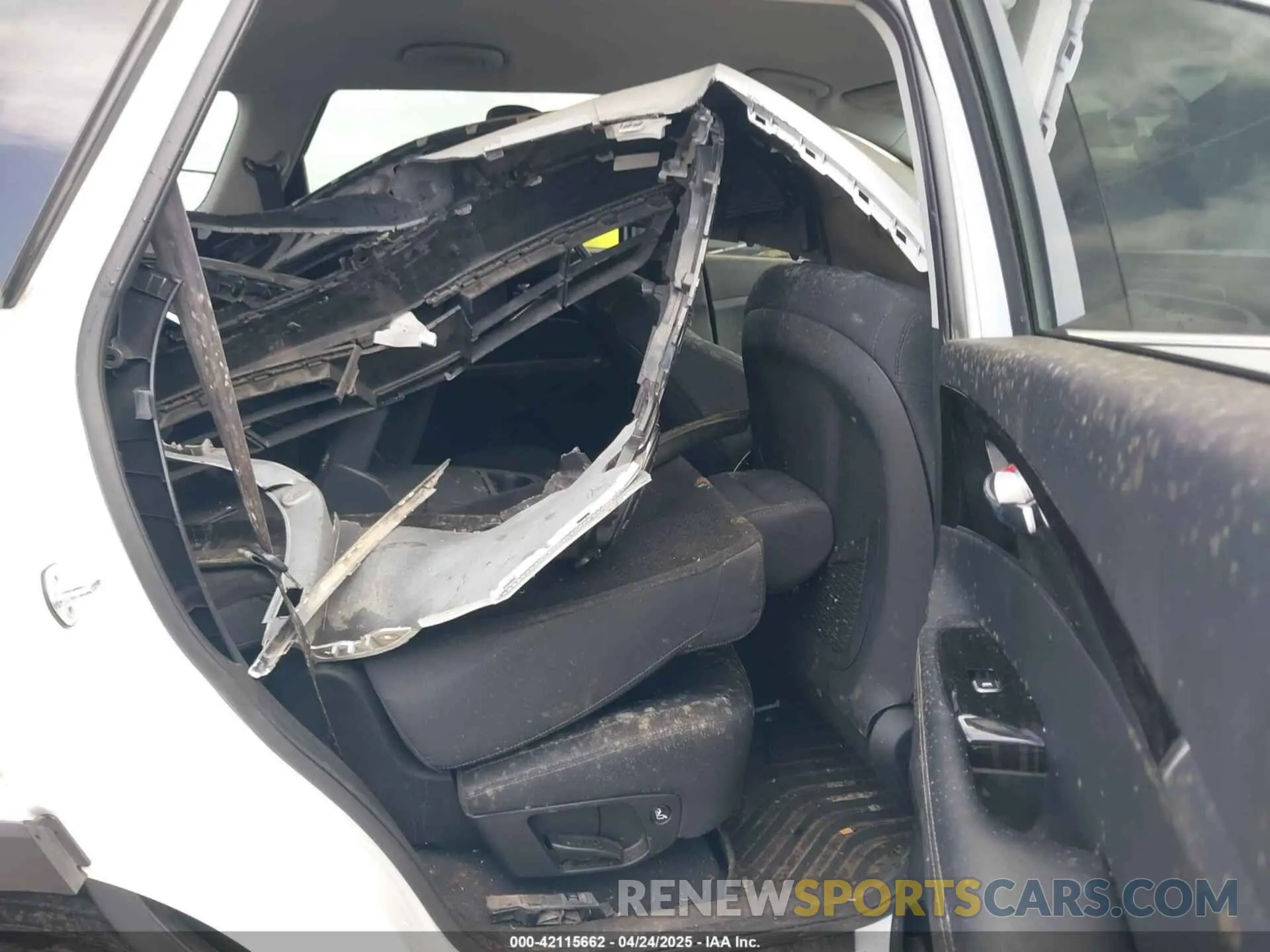 8 Photograph of a damaged car 5XYPGDA55LG696963 KIA SORENTO 2020