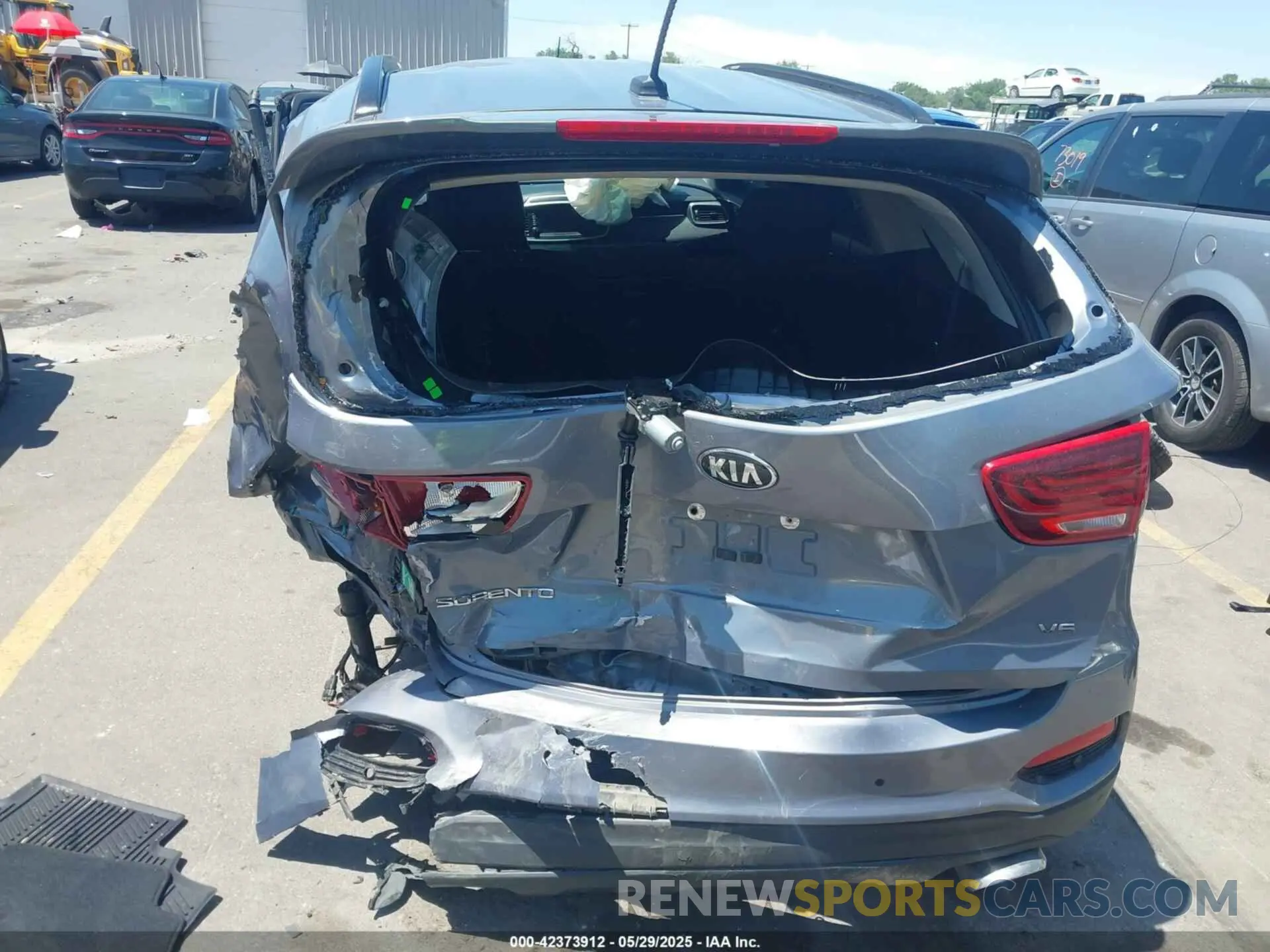 16 Photograph of a damaged car 5XYPGDA56LG636500 KIA SORENTO 2020