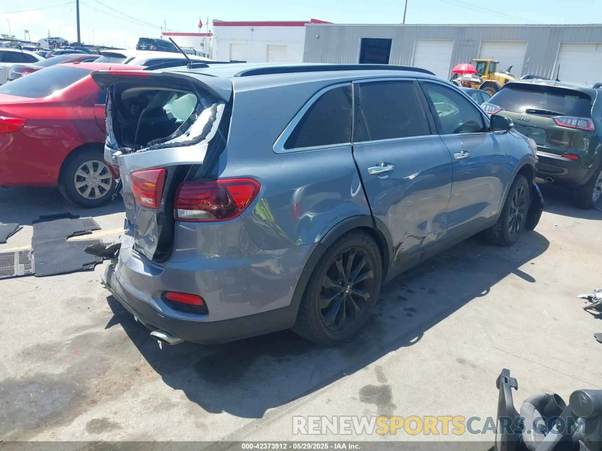 4 Photograph of a damaged car 5XYPGDA56LG636500 KIA SORENTO 2020