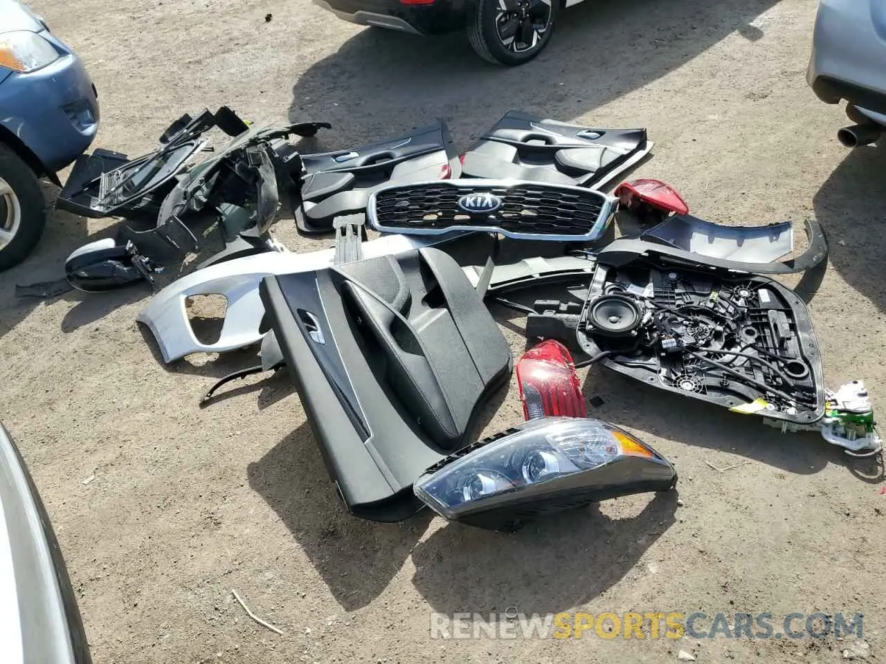 13 Photograph of a damaged car 5XYPGDA56LG683686 KIA SORENTO 2020