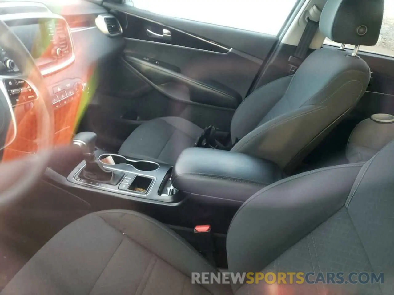 8 Photograph of a damaged car 5XYPGDA59LG620467 KIA SORENTO 2020