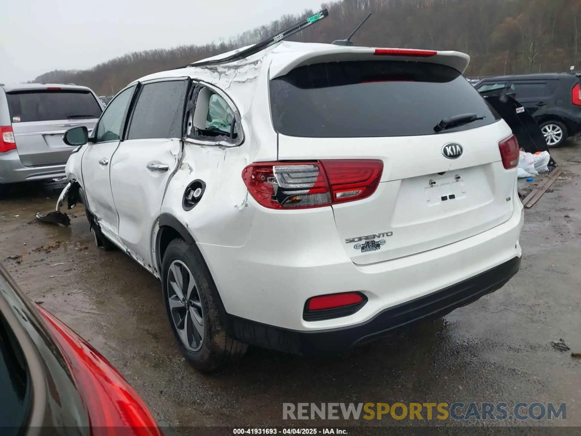 3 Photograph of a damaged car 5XYPGDA59LG664842 KIA SORENTO 2020