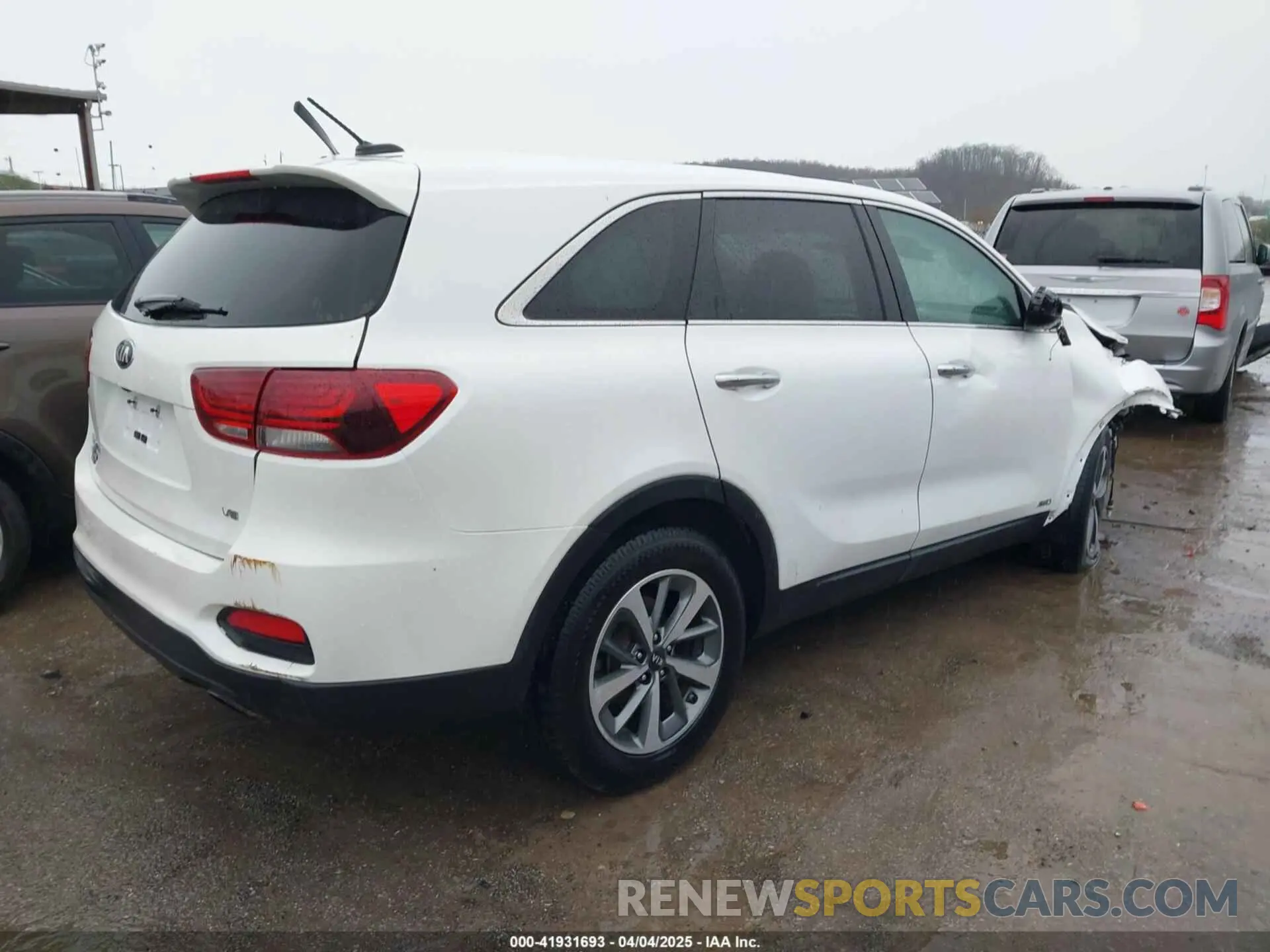 4 Photograph of a damaged car 5XYPGDA59LG664842 KIA SORENTO 2020