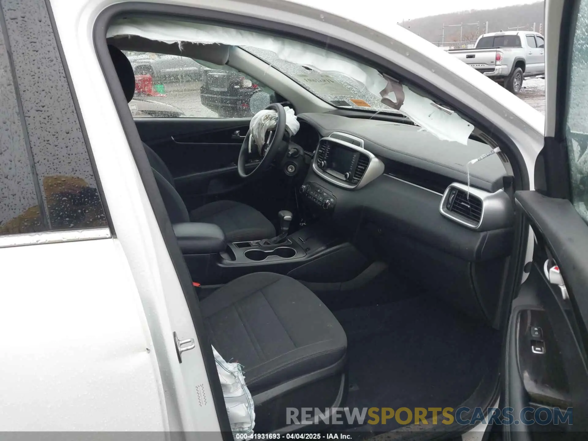 5 Photograph of a damaged car 5XYPGDA59LG664842 KIA SORENTO 2020