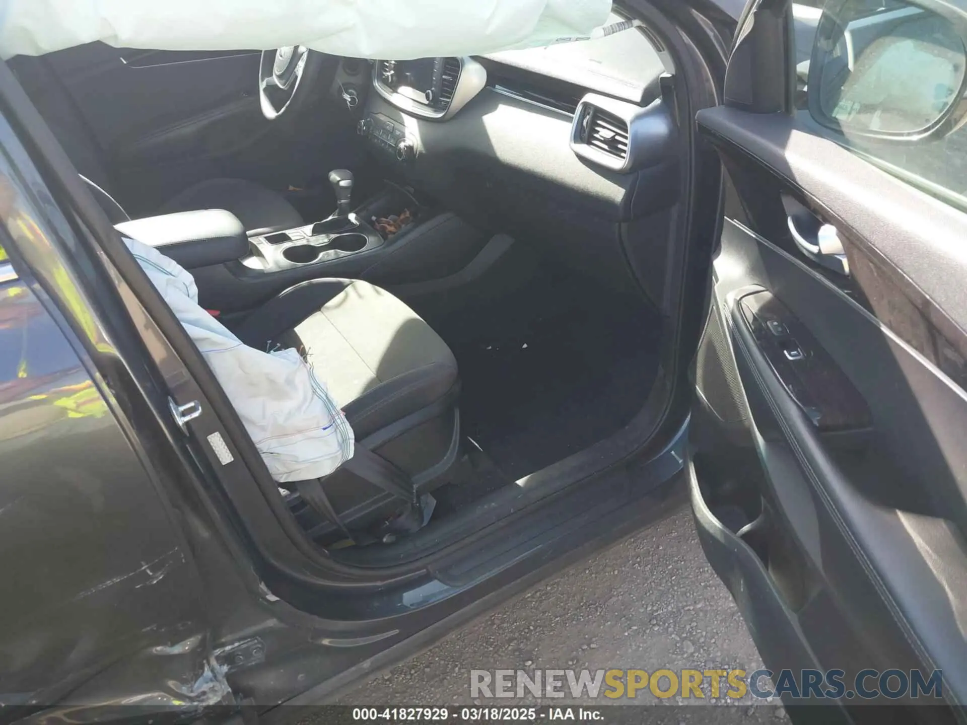 5 Photograph of a damaged car 5XYPGDA59LG683343 KIA SORENTO 2020