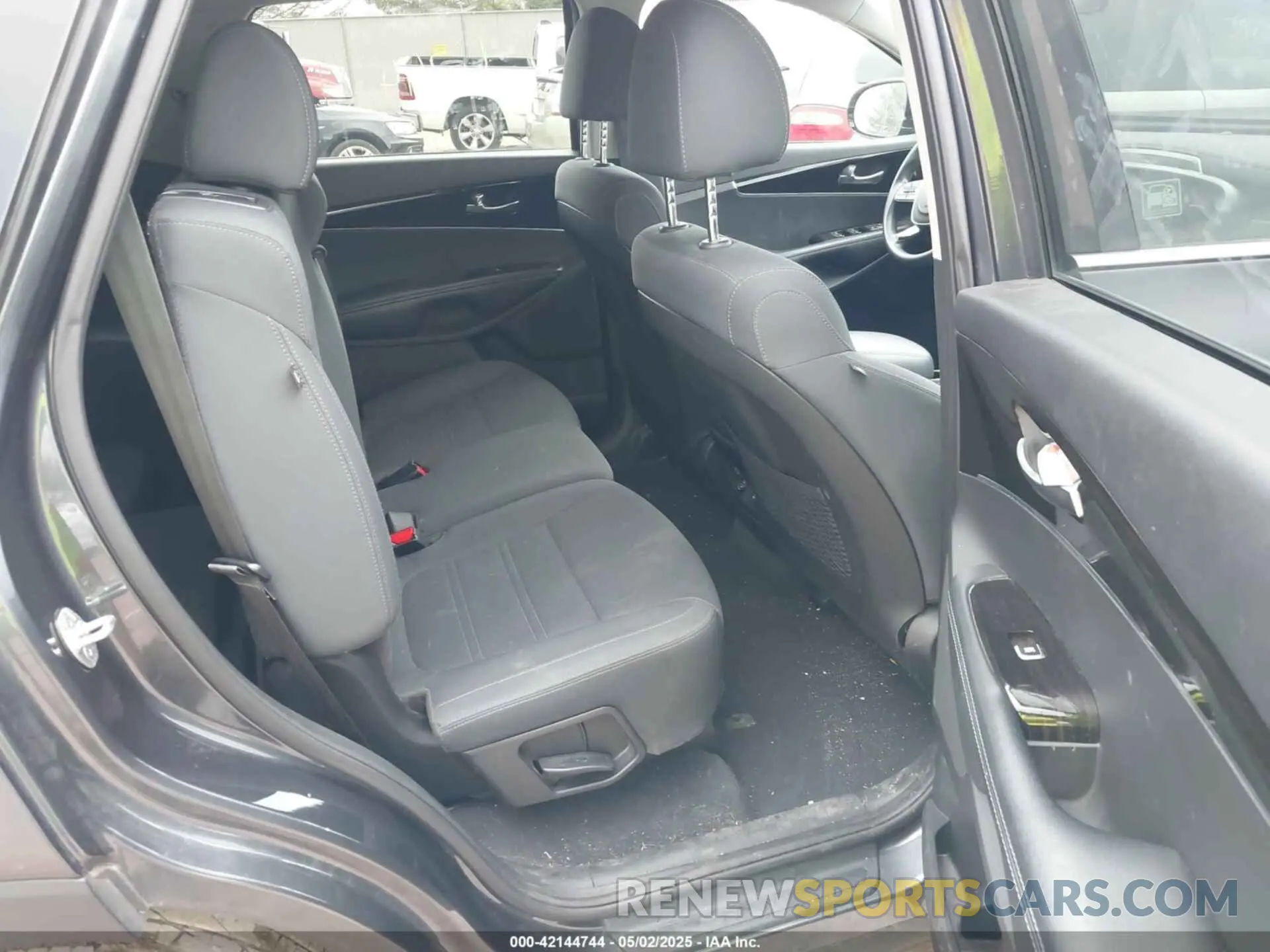 8 Photograph of a damaged car 5XYPGDA5XLG618548 KIA SORENTO 2020