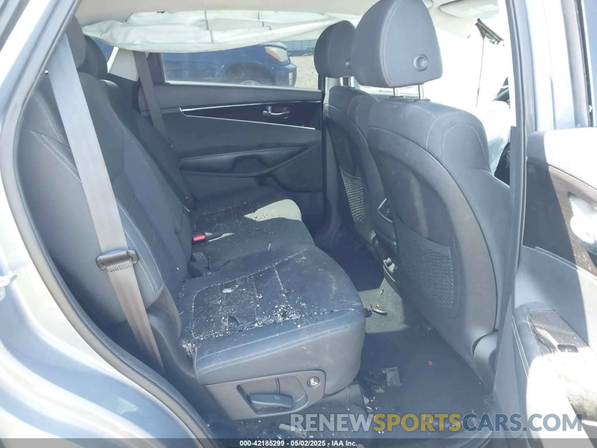 8 Photograph of a damaged car 5XYPGDA5XLG672013 KIA SORENTO 2020