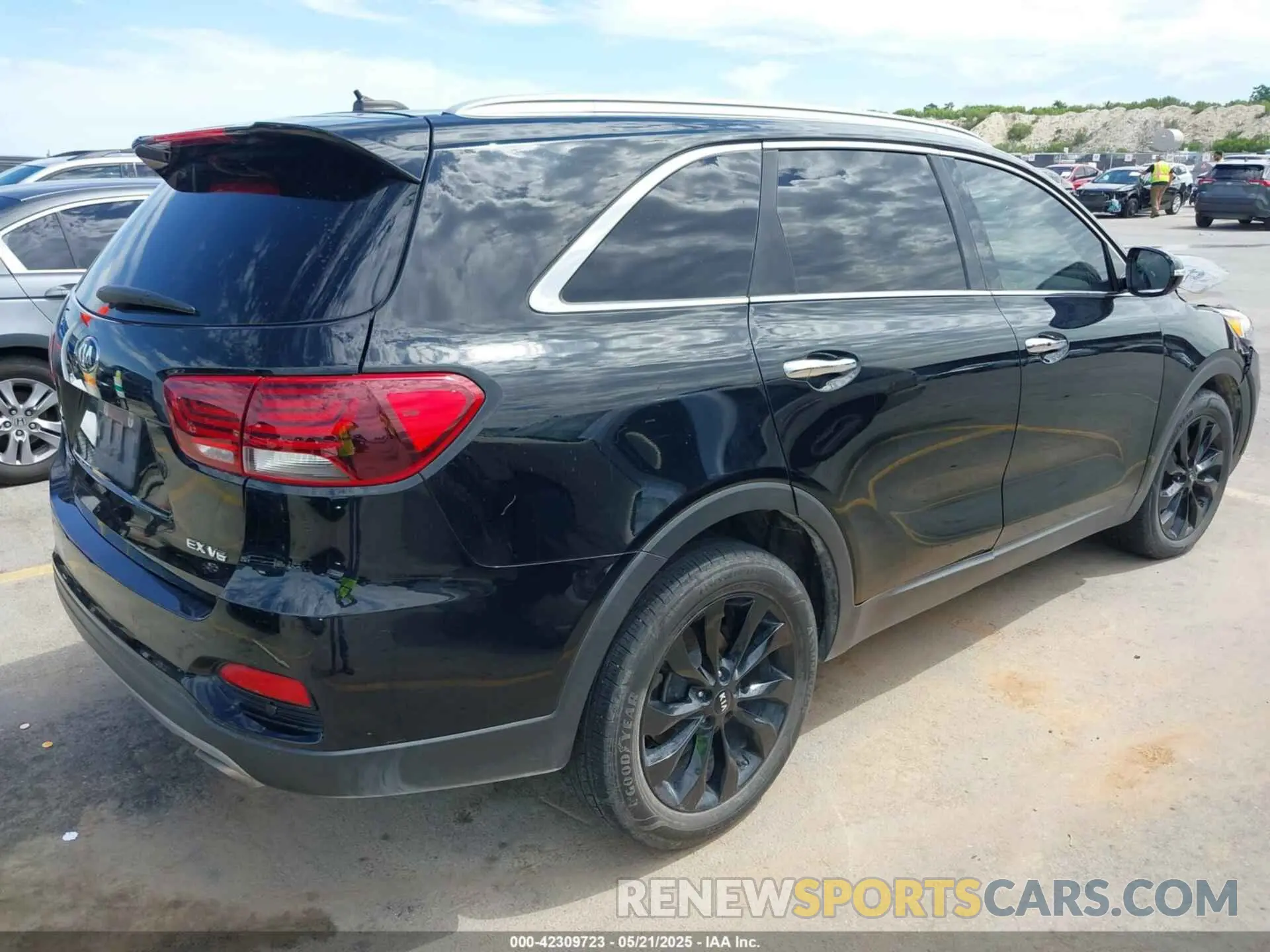4 Photograph of a damaged car 5XYPH4A57LG706518 KIA SORENTO 2020
