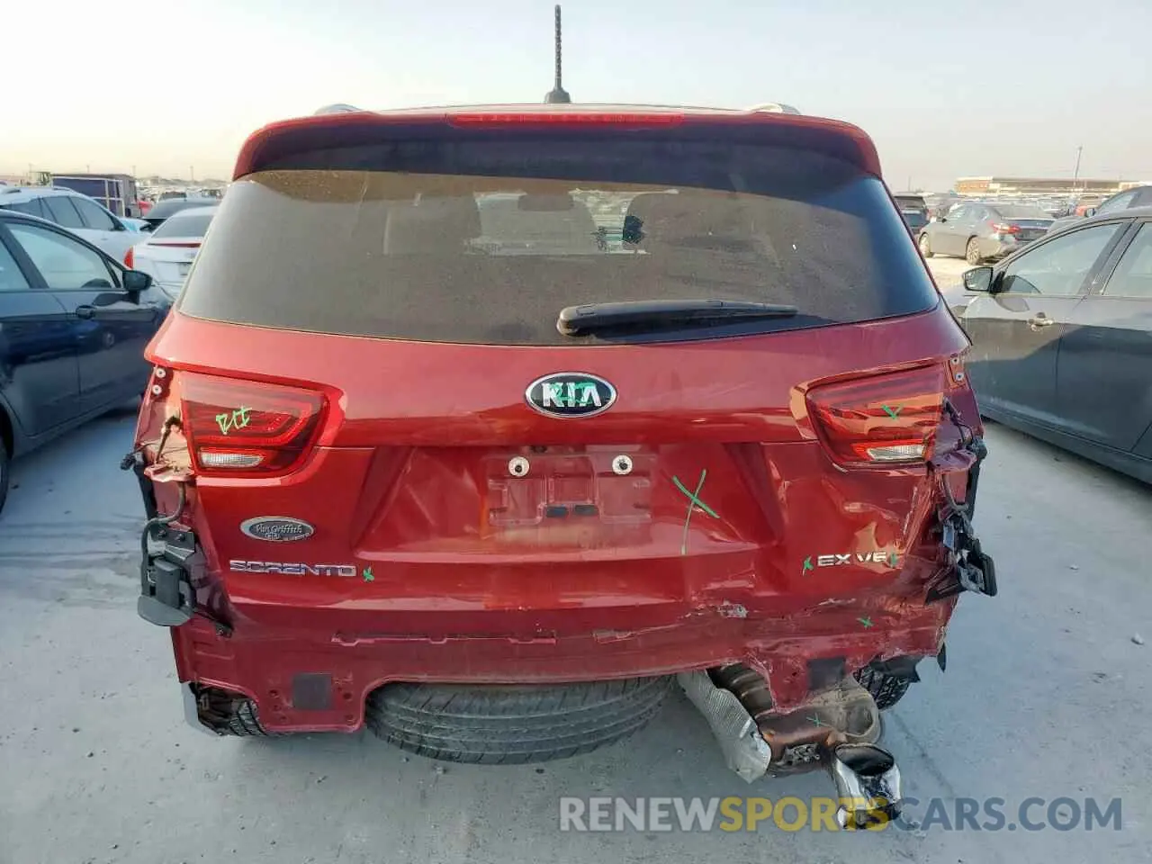 6 Photograph of a damaged car 5XYPH4A59LG701885 KIA SORENTO 2020