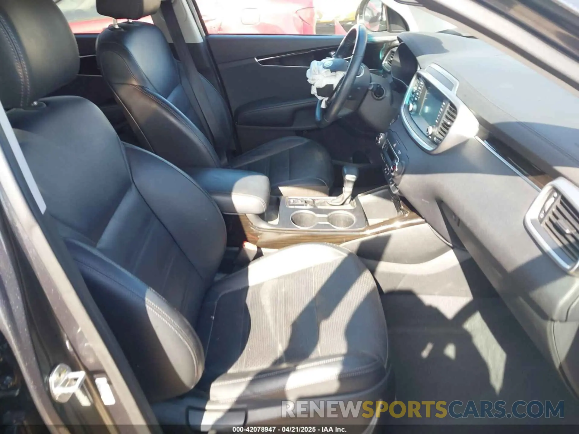 5 Photograph of a damaged car 5XYPHDA52LG710671 KIA SORENTO 2020