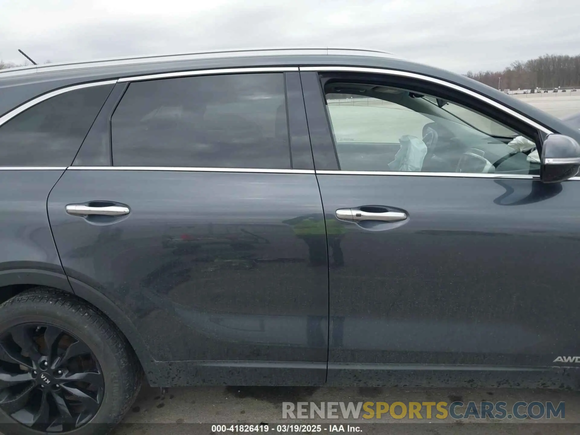 14 Photograph of a damaged car 5XYPHDA58LG709928 KIA SORENTO 2020