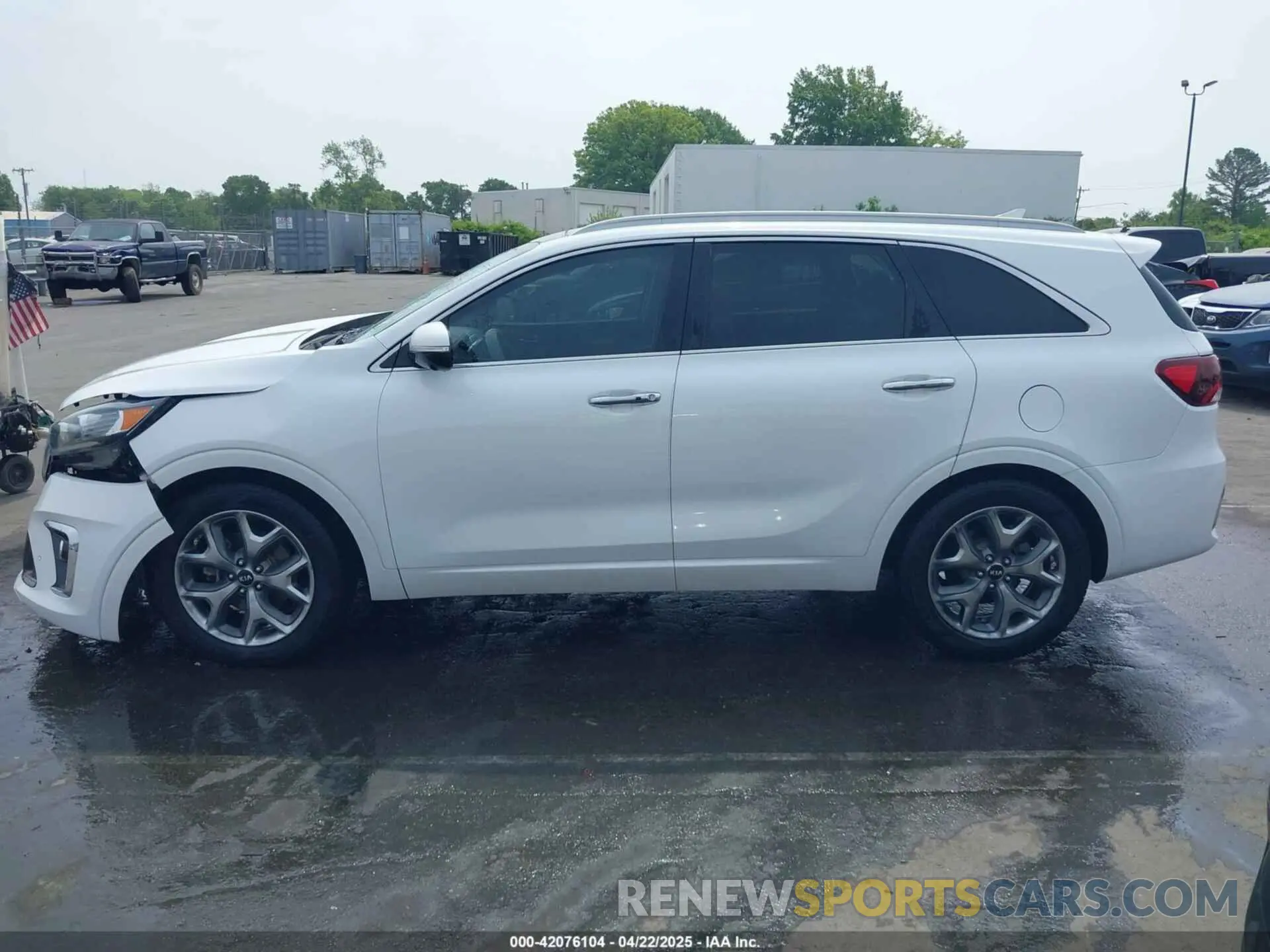 14 Photograph of a damaged car 5XYPK4A51LG650674 KIA SORENTO 2020