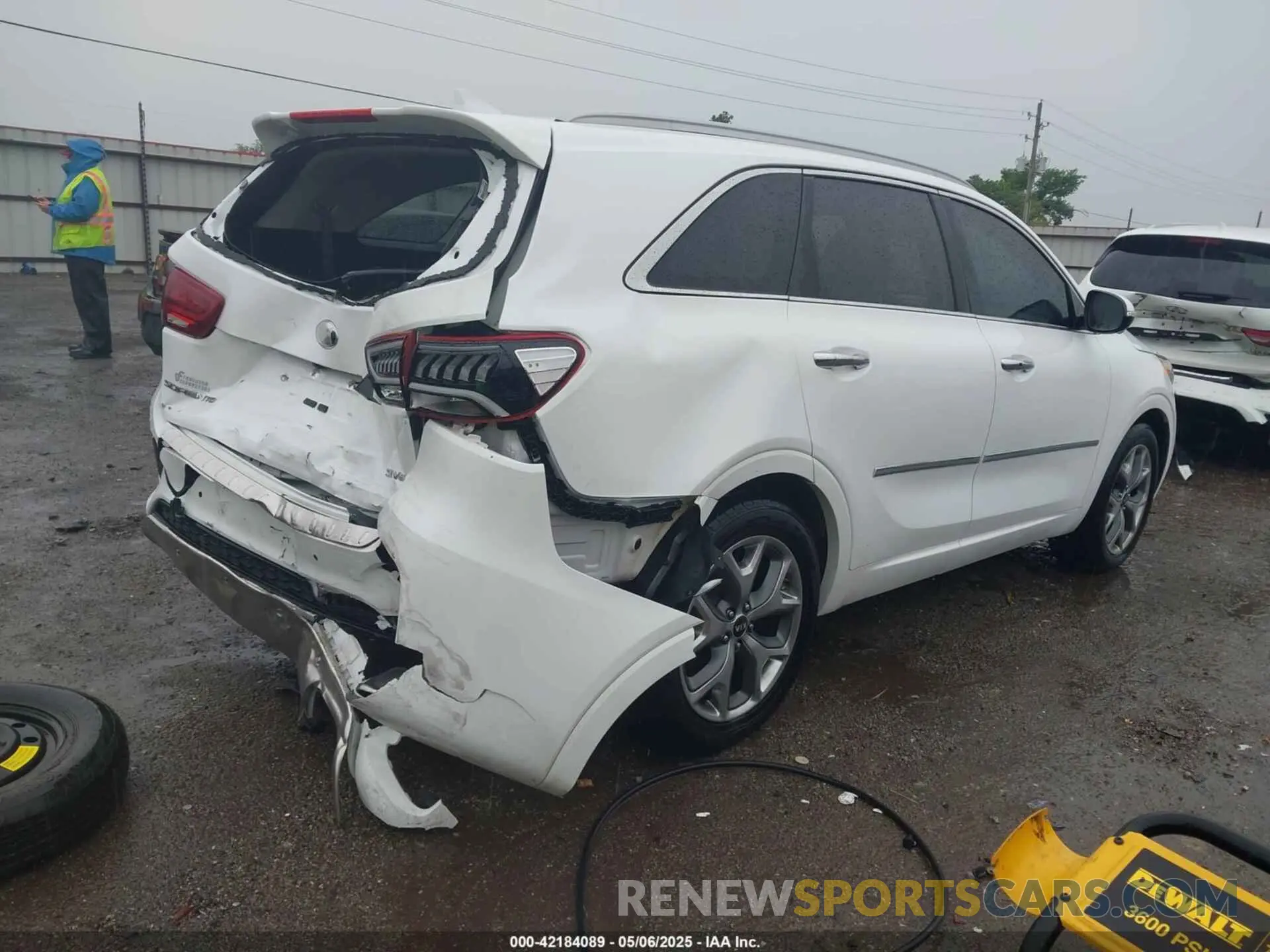 4 Photograph of a damaged car 5XYPK4A5XLG651337 KIA SORENTO 2020