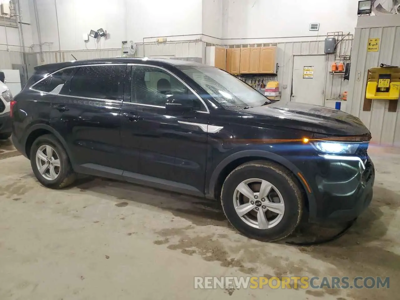 4 Photograph of a damaged car 5XYRG4LC1MG016935 KIA SORENTO 2021