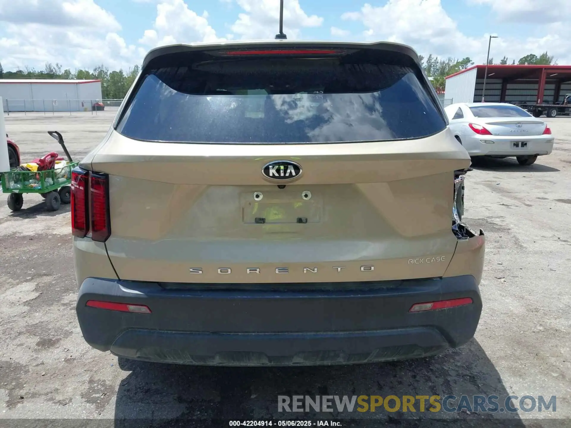 17 Photograph of a damaged car 5XYRG4LC3MG005807 KIA SORENTO 2021