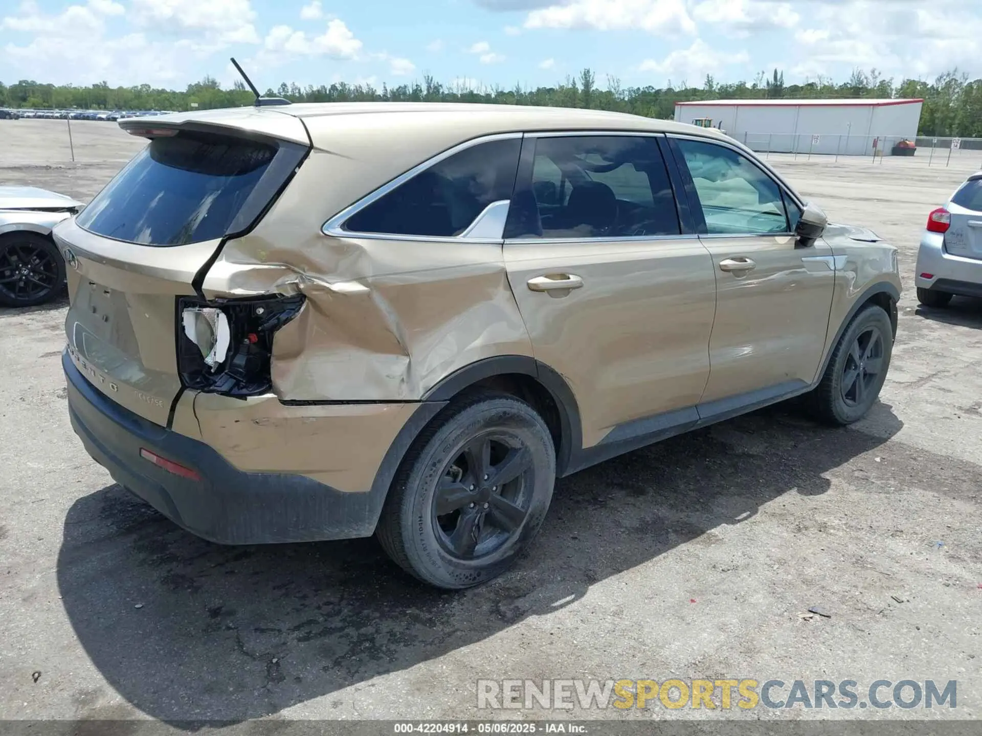 4 Photograph of a damaged car 5XYRG4LC3MG005807 KIA SORENTO 2021