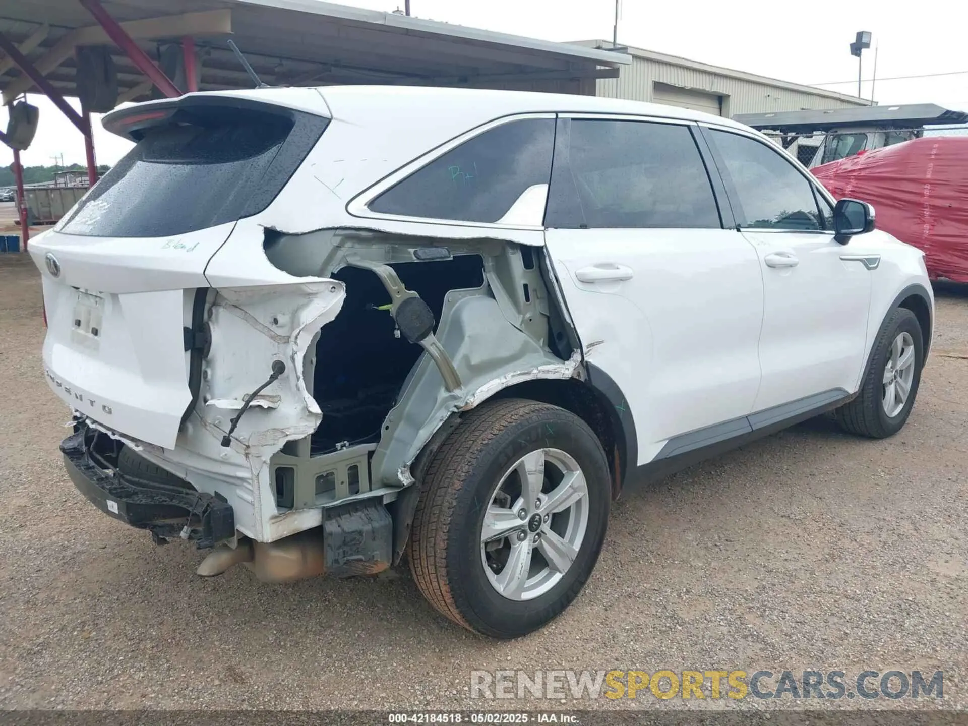 4 Photograph of a damaged car 5XYRG4LC3MG055381 KIA SORENTO 2021