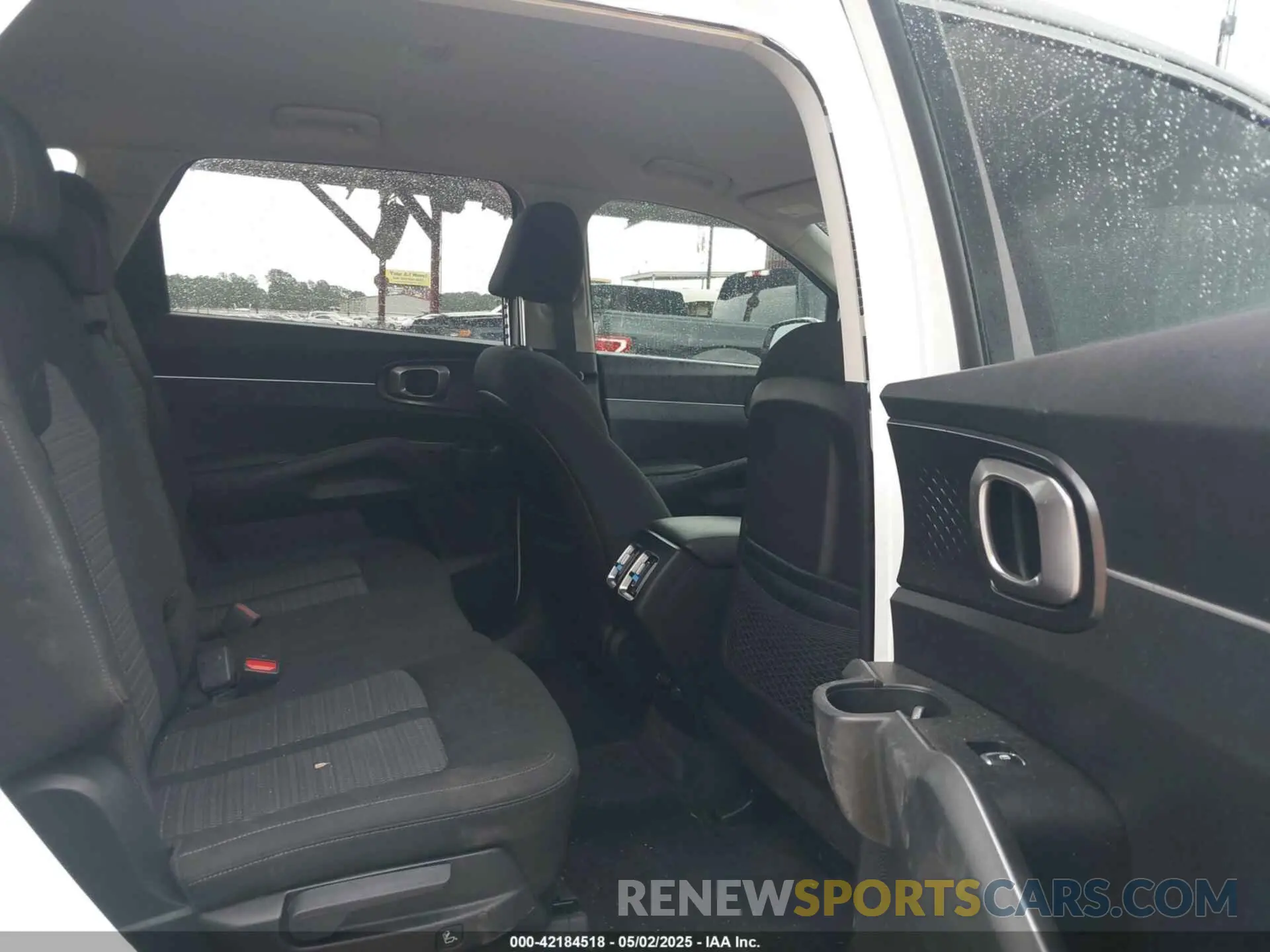 8 Photograph of a damaged car 5XYRG4LC3MG055381 KIA SORENTO 2021