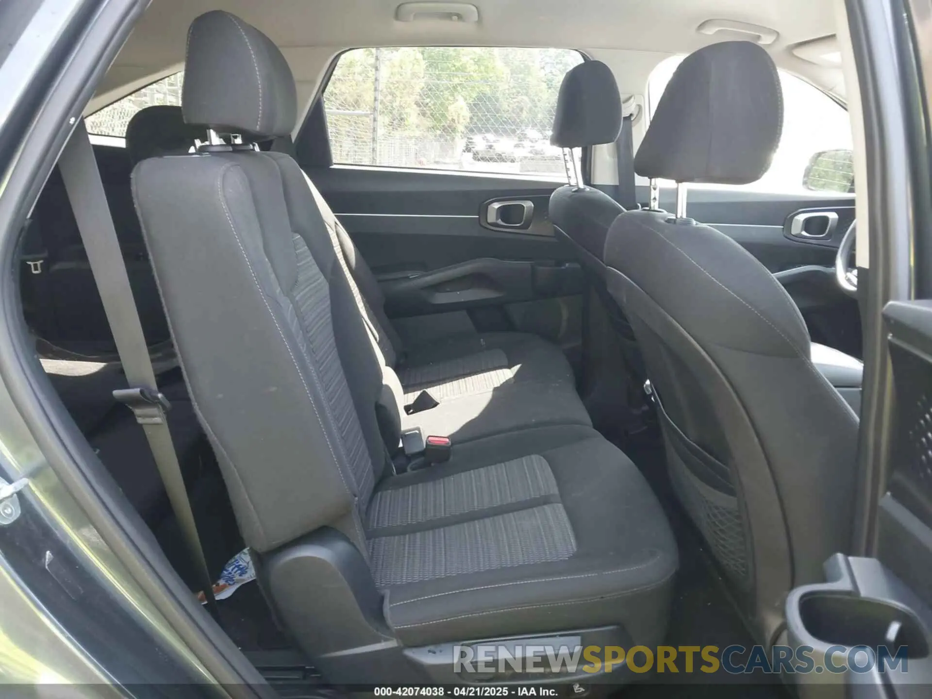 8 Photograph of a damaged car 5XYRG4LC5MG051378 KIA SORENTO 2021