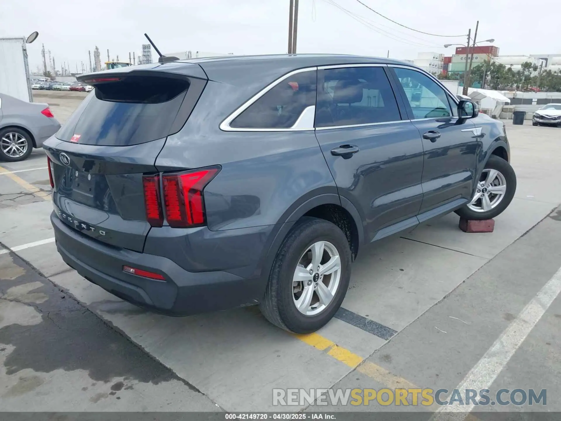 4 Photograph of a damaged car 5XYRG4LC7MG041273 KIA SORENTO 2021