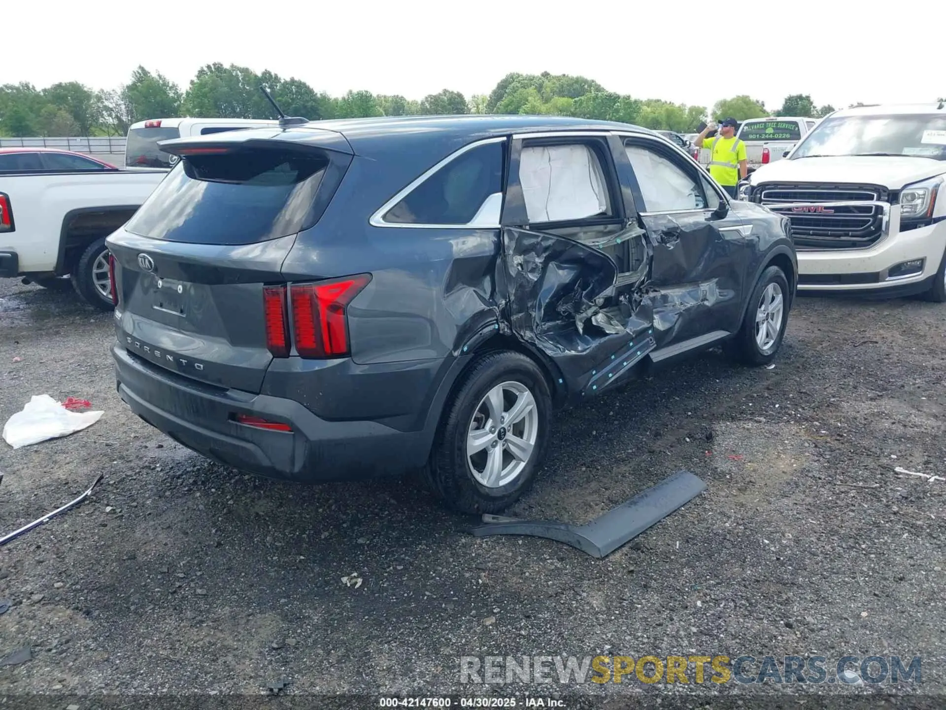 4 Photograph of a damaged car 5XYRG4LC7MG053164 KIA SORENTO 2021
