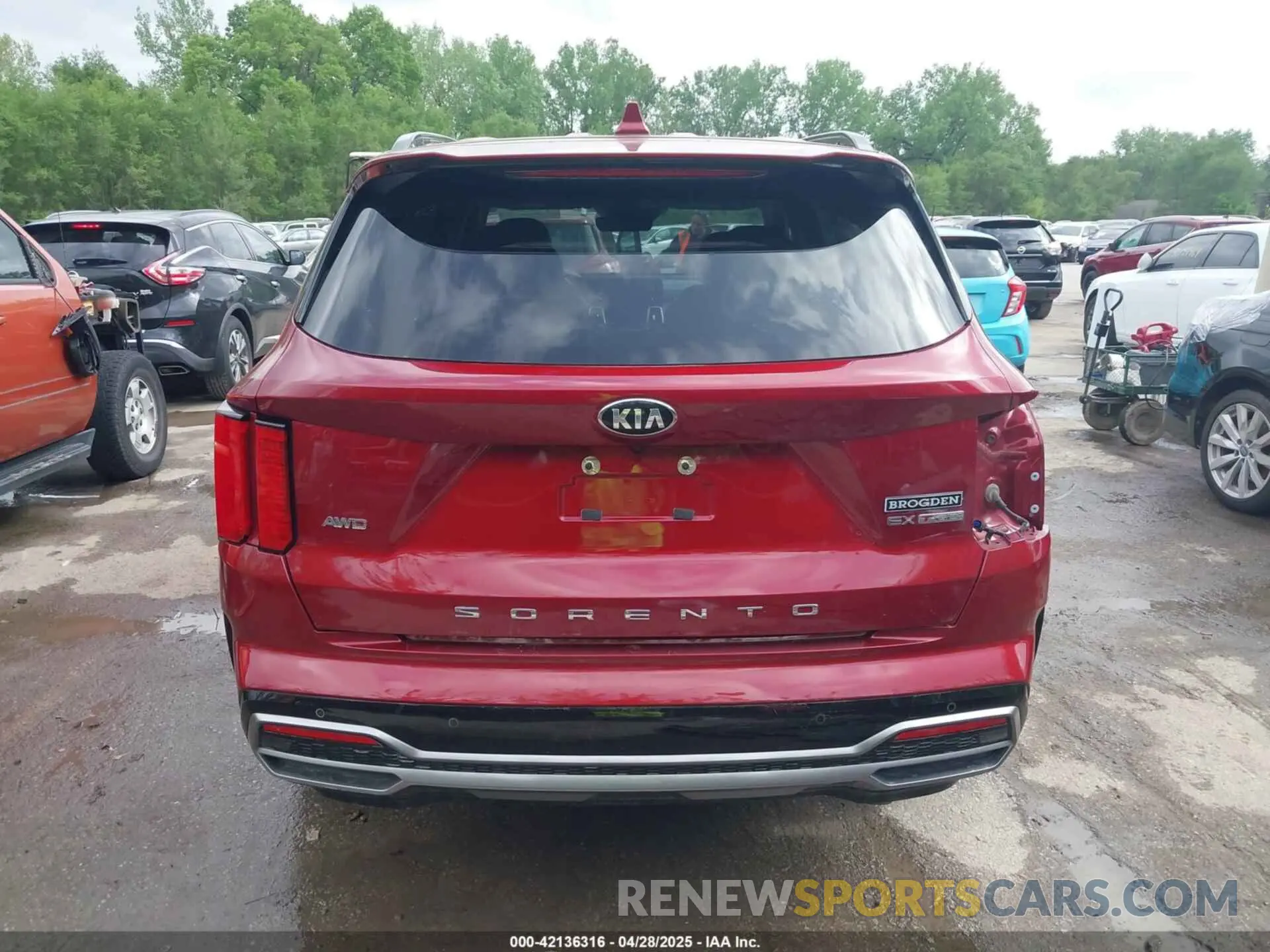 17 Photograph of a damaged car 5XYRHDLF6MG063000 KIA SORENTO 2021