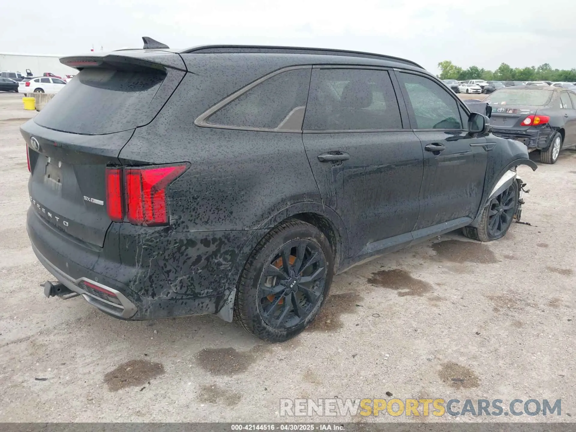 4 Photograph of a damaged car 5XYRK4LF2MG008853 KIA SORENTO 2021