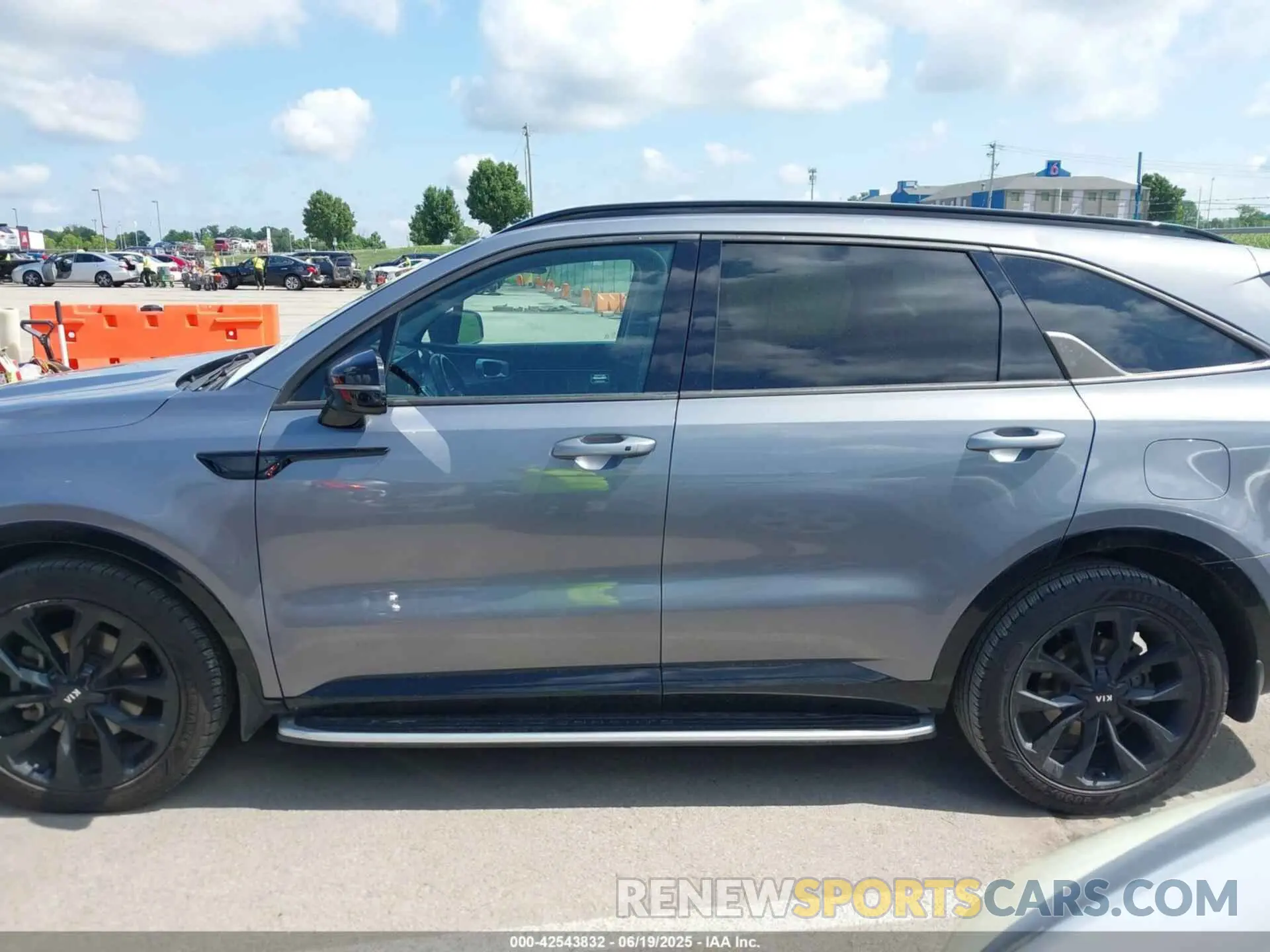 14 Photograph of a damaged car 5XYRK4LF2MG032960 KIA SORENTO 2021